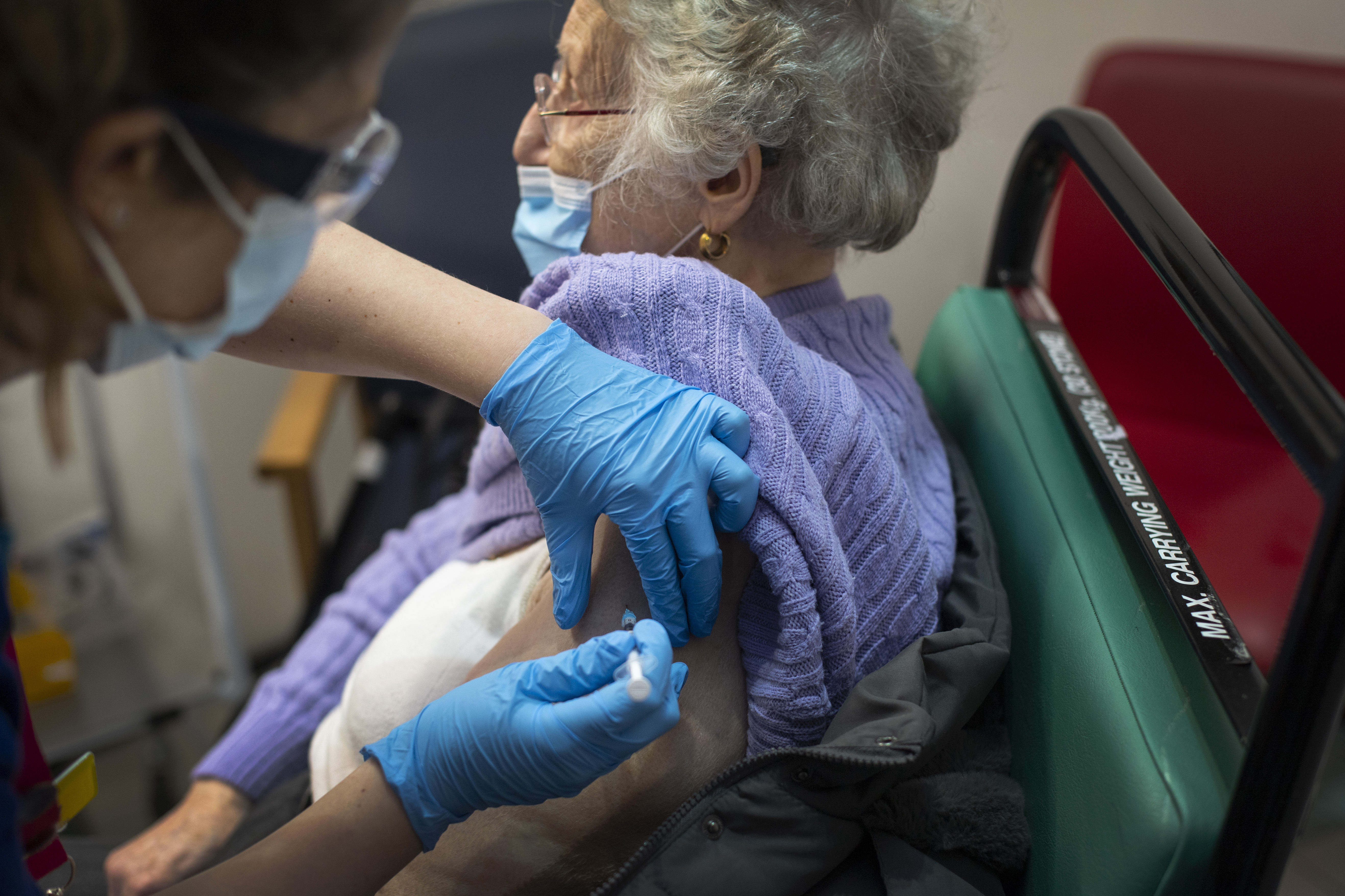Hoe veilig zijn ze? Kunnen ze ons DNA wijzigen? Enkele vragen over coronavaccins beantwoord