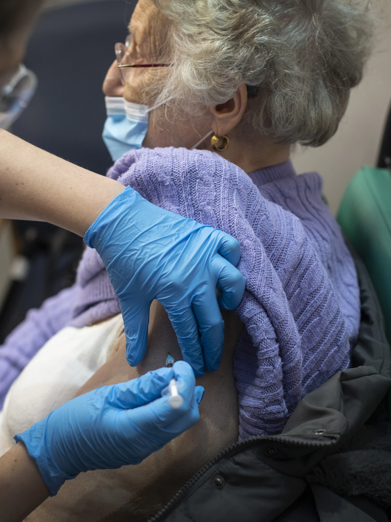 Hoe veilig zijn ze? Kunnen ze ons DNA wijzigen? Enkele vragen over coronavaccins beantwoord