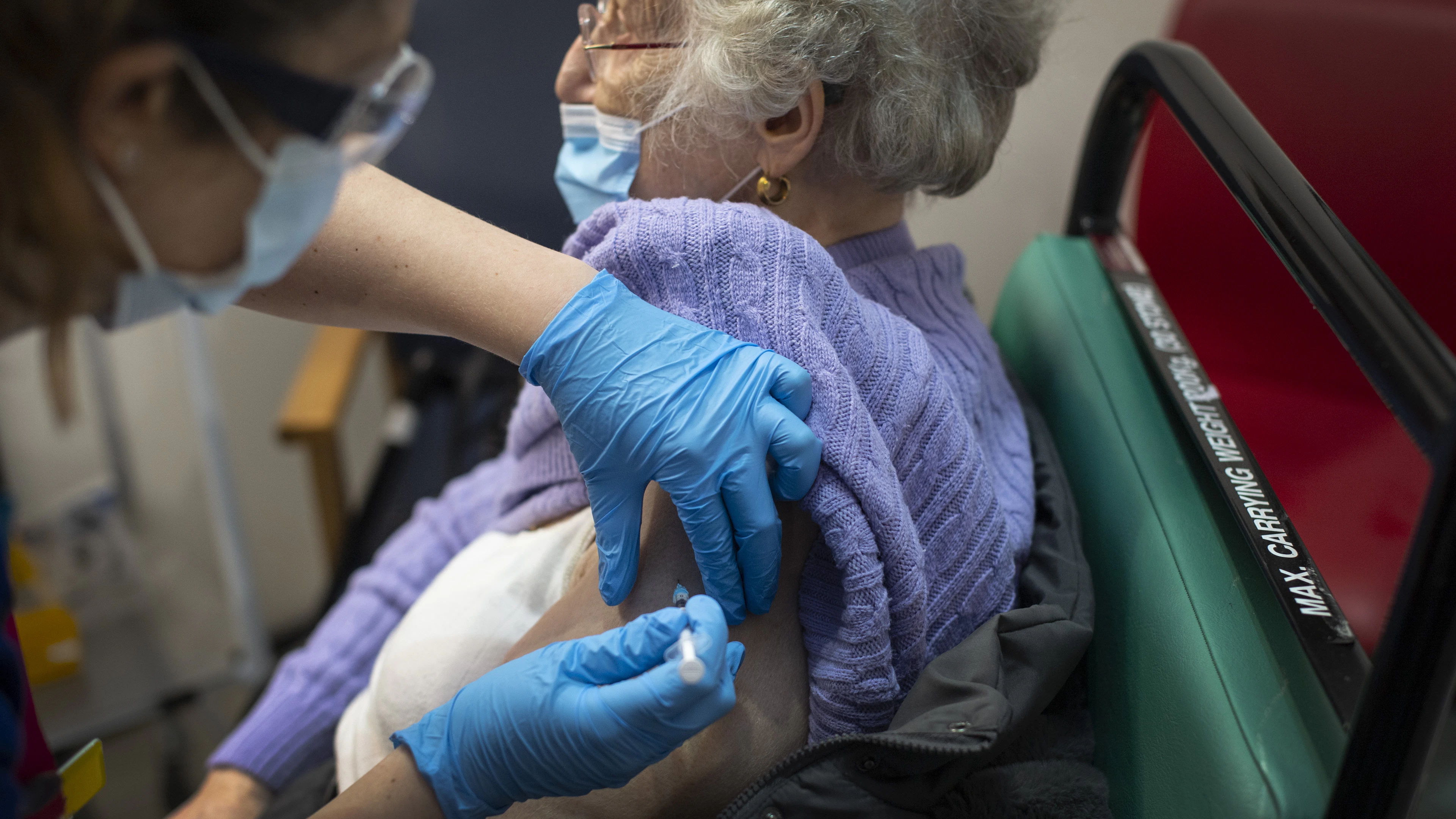 Hoe veilig zijn ze? Kunnen ze ons DNA wijzigen? Enkele vragen over coronavaccins beantwoord