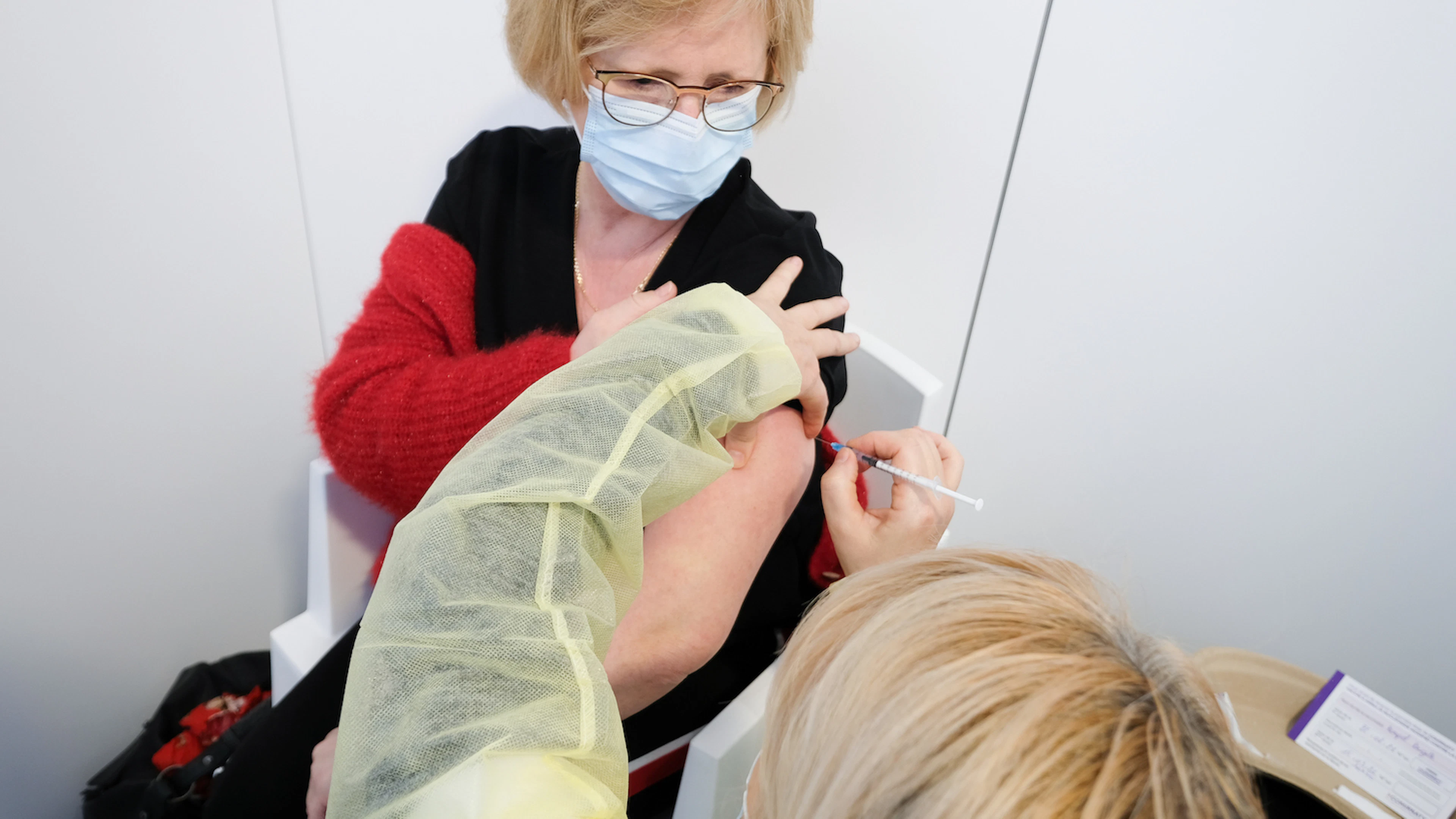 Stoppen de coronavaccins virusoverdracht?