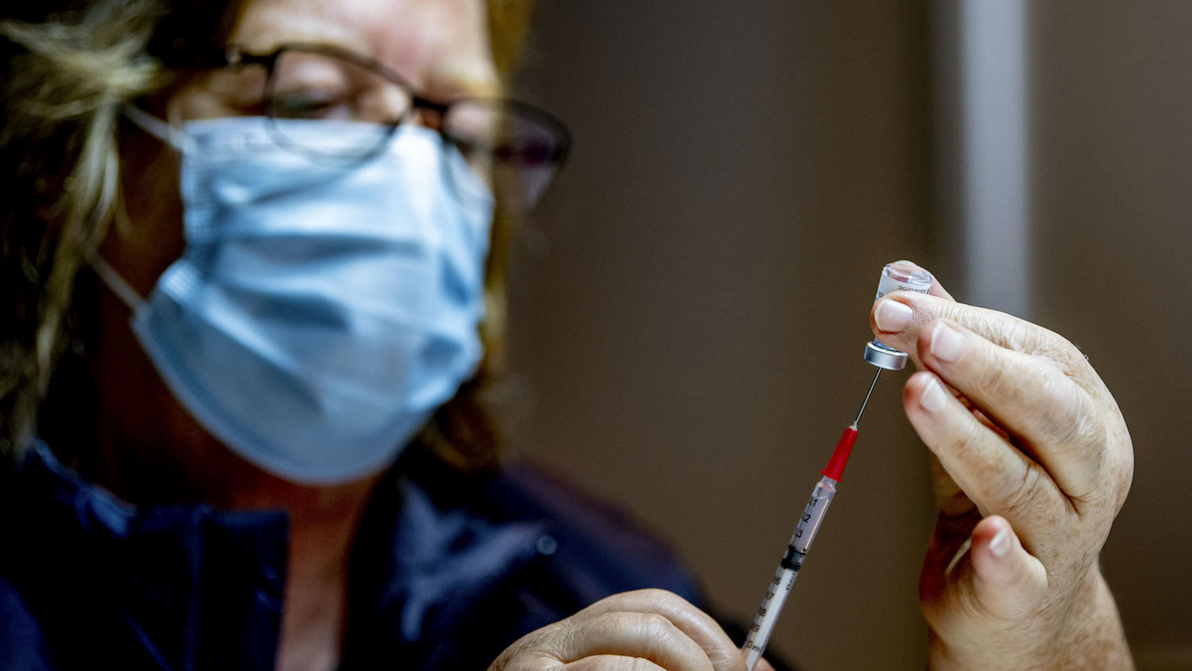 Ook na een corona-infectie blijven twee dosissen van een vaccin (voorlopig) de verstandigste keuze