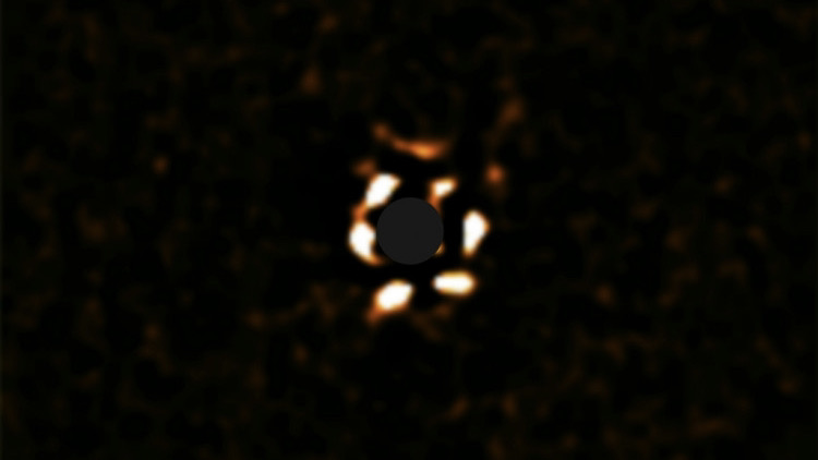 Reuzenplaneet op enorme afstand rond zon-achtige ster stelt astronomen voor raadsel