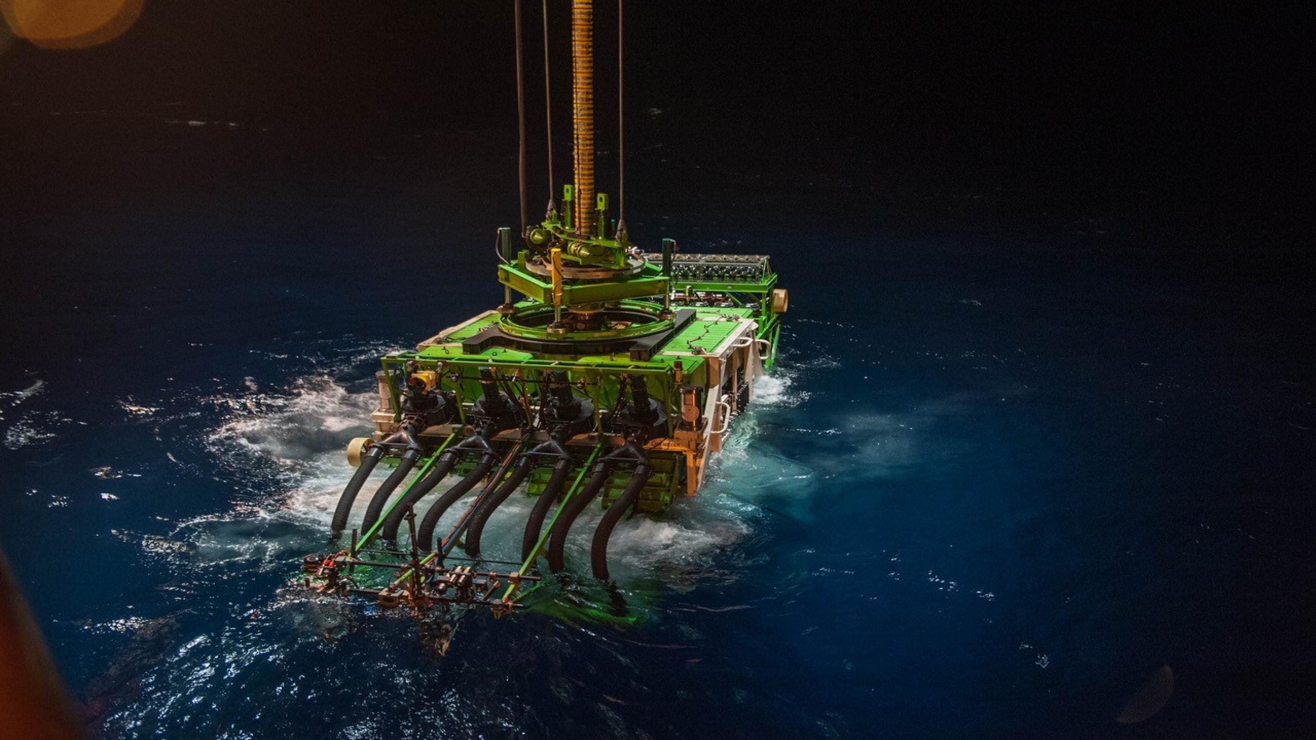 De onderwaterrobot Patania II wordt te water gelaten.