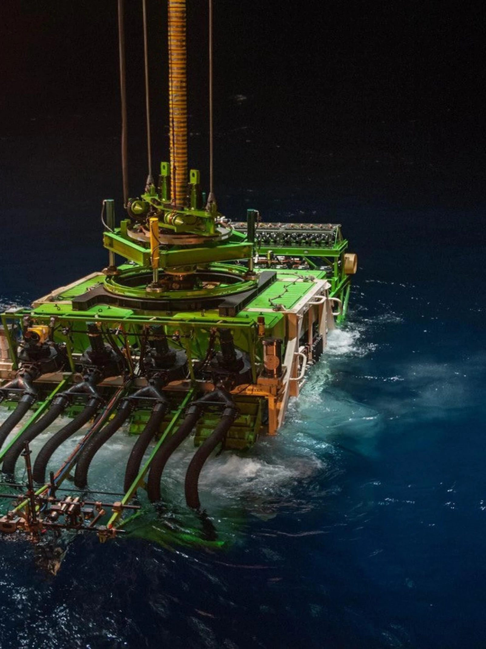 De onderwaterrobot Patania II wordt te water gelaten.