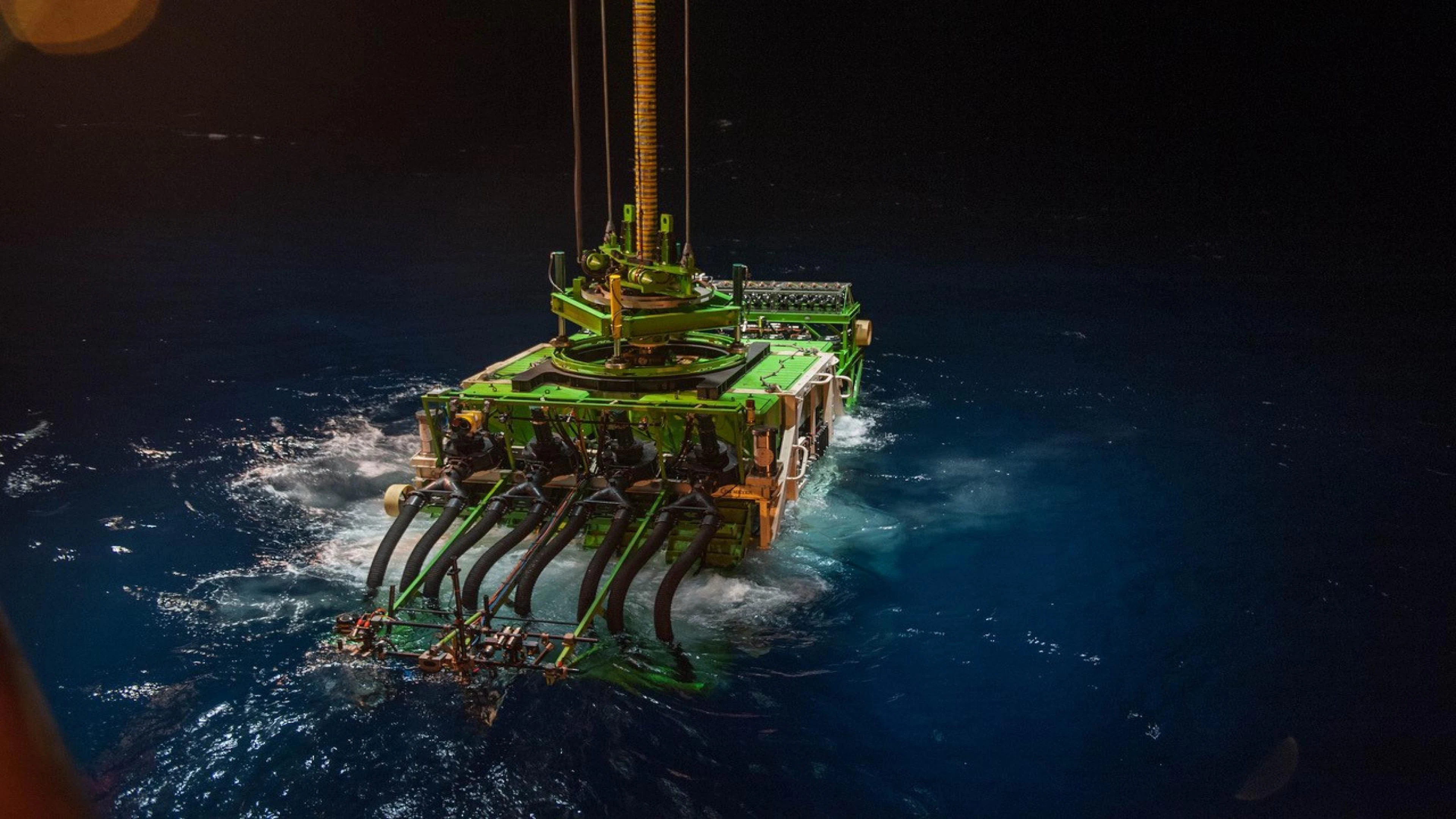 De onderwaterrobot Patania II wordt te water gelaten.