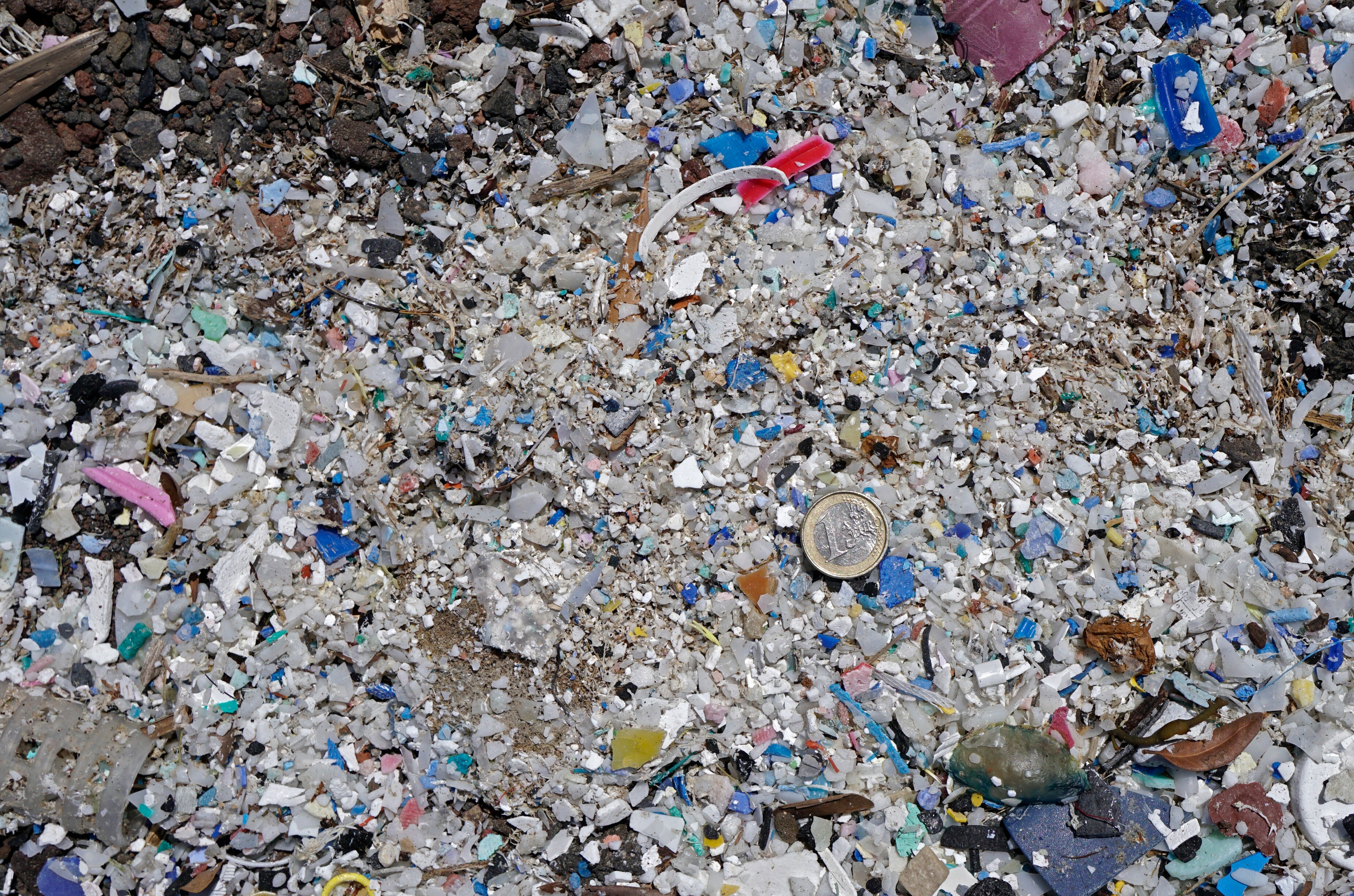 Zo reizen microplastics de wereld over