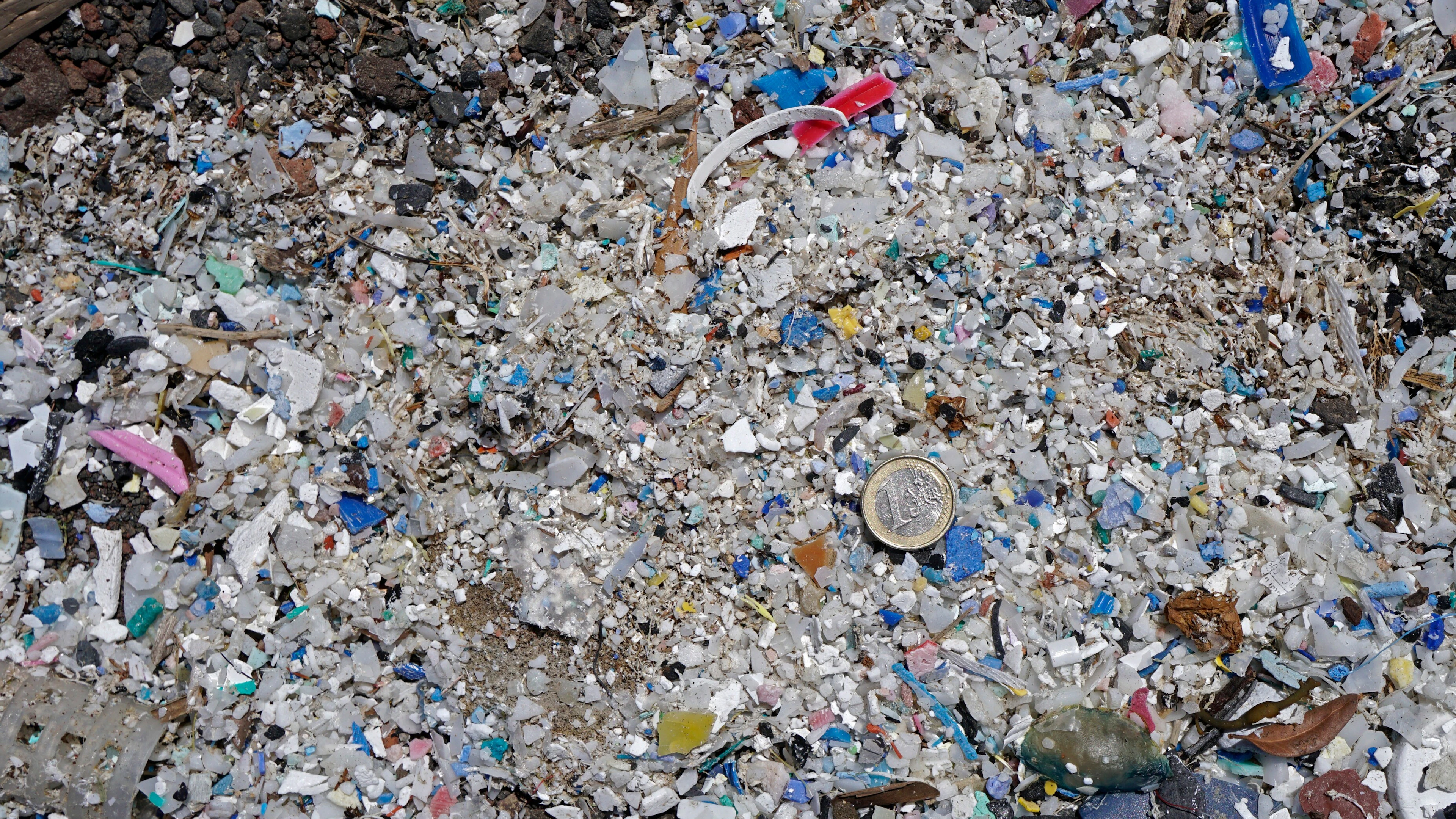 Zo reizen microplastics de wereld over