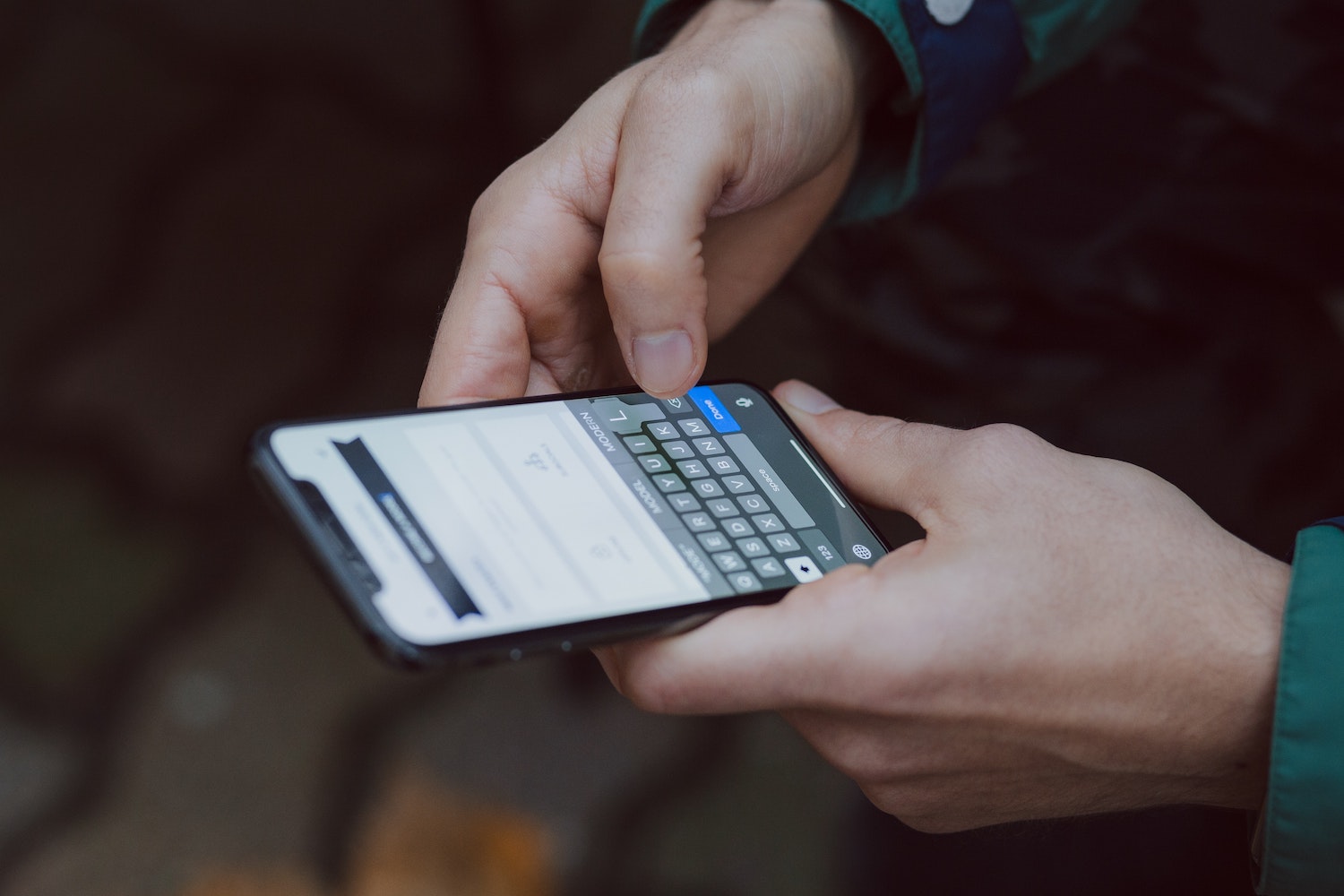 AI imiteert menselijke tikfouten om het toetsenbord van smartphones te verbeteren