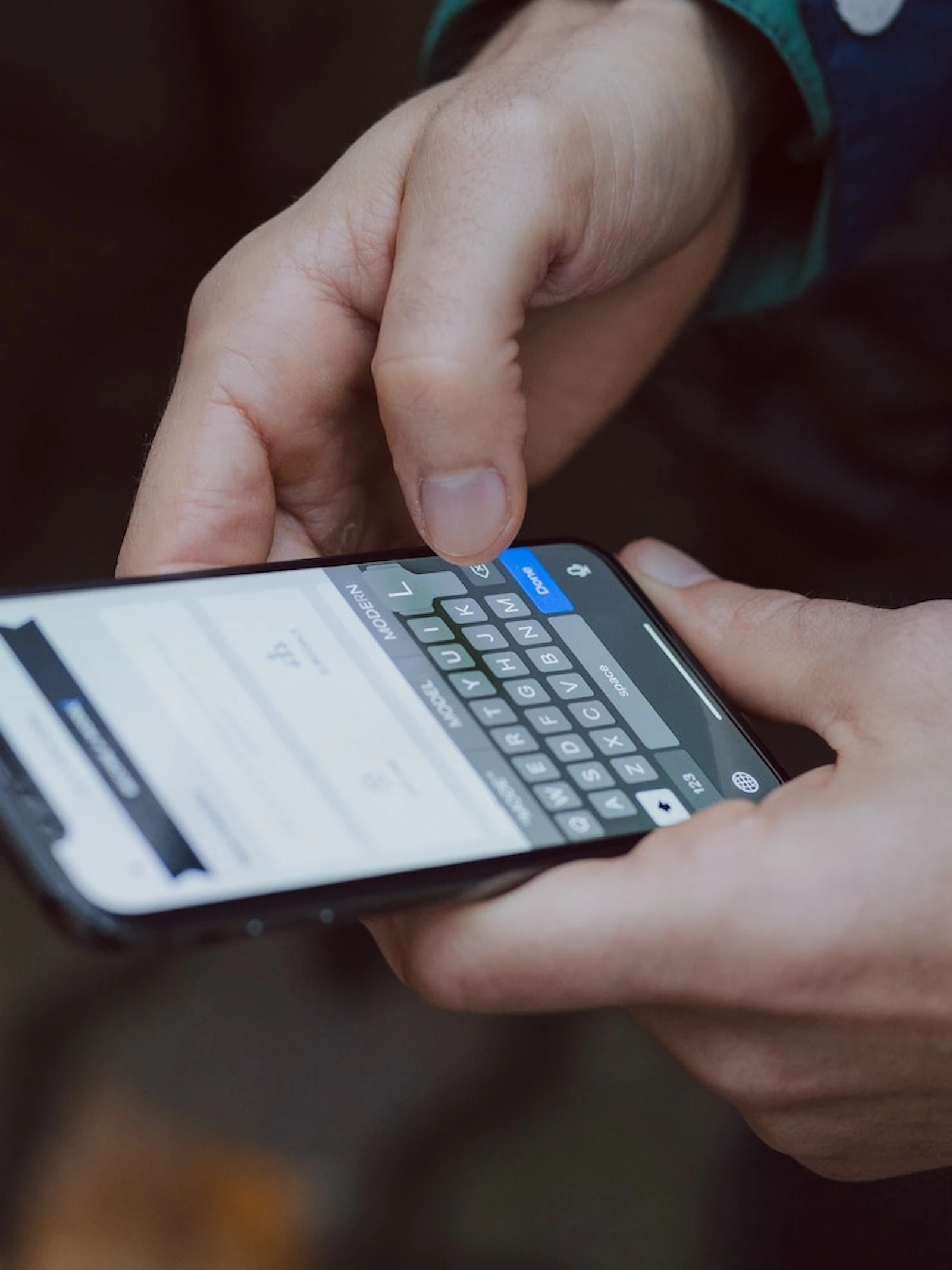 AI imiteert menselijke tikfouten om het toetsenbord van smartphones te verbeteren