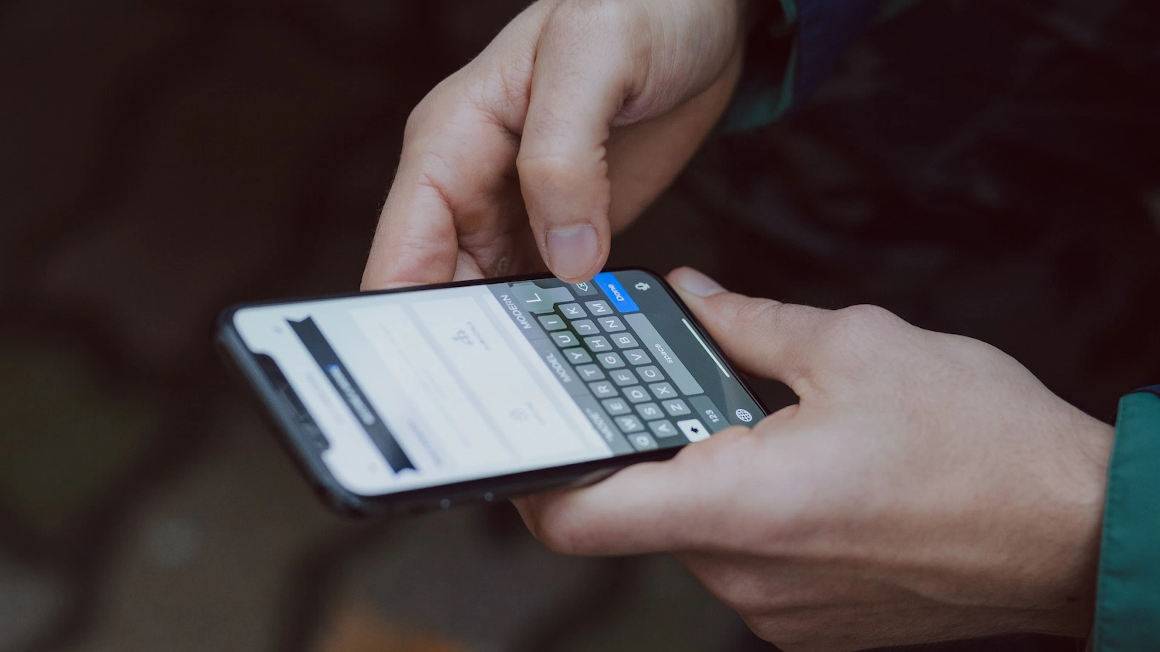 AI imiteert menselijke tikfouten om het toetsenbord van smartphones te verbeteren