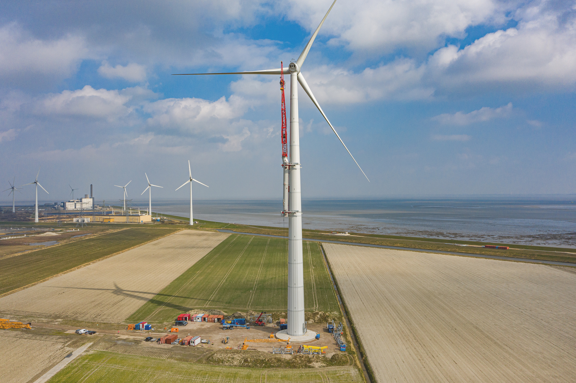 Klimmende kraan hijst materiaal omhoog