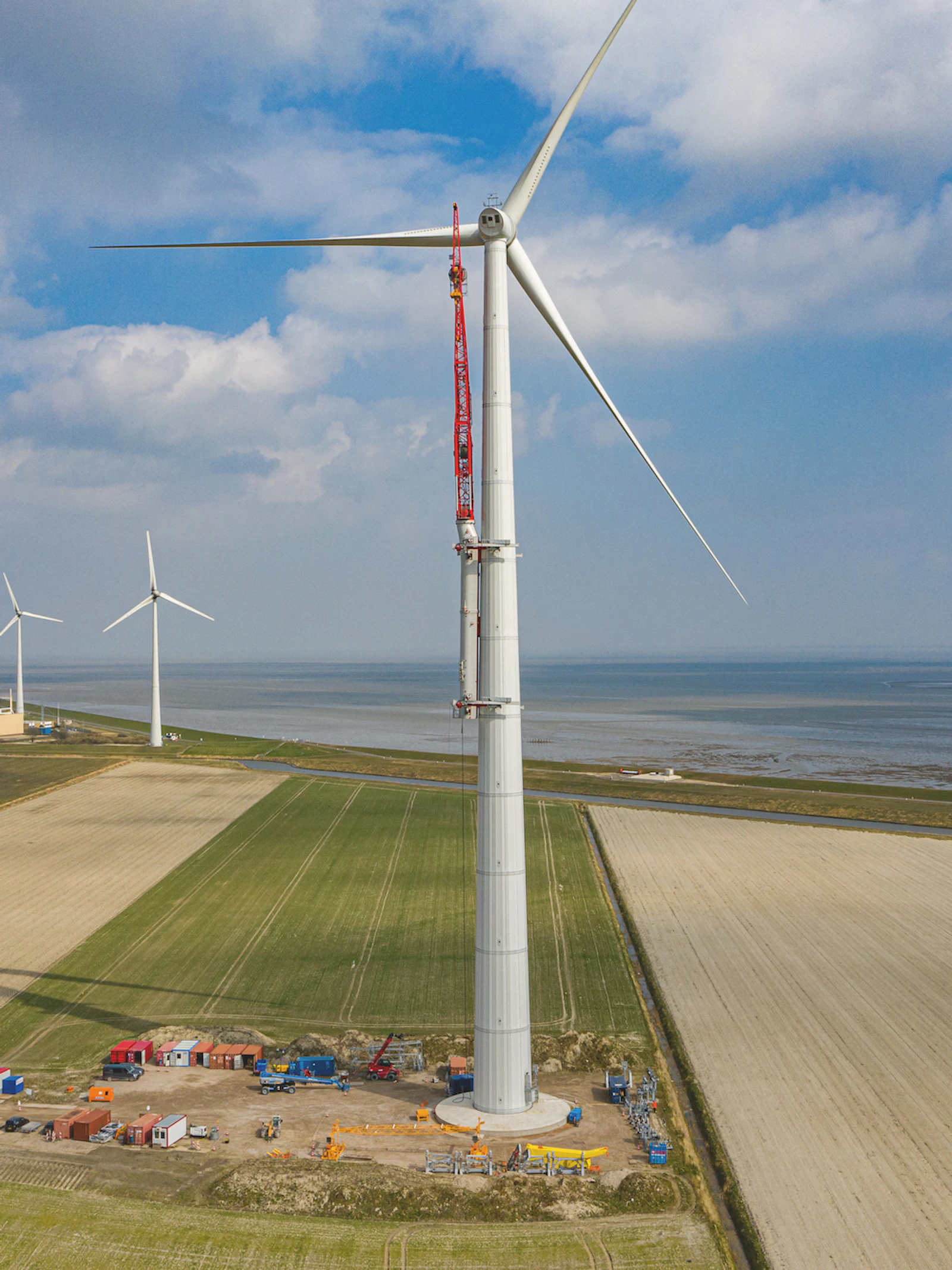Klimmende kraan hijst materiaal omhoog
