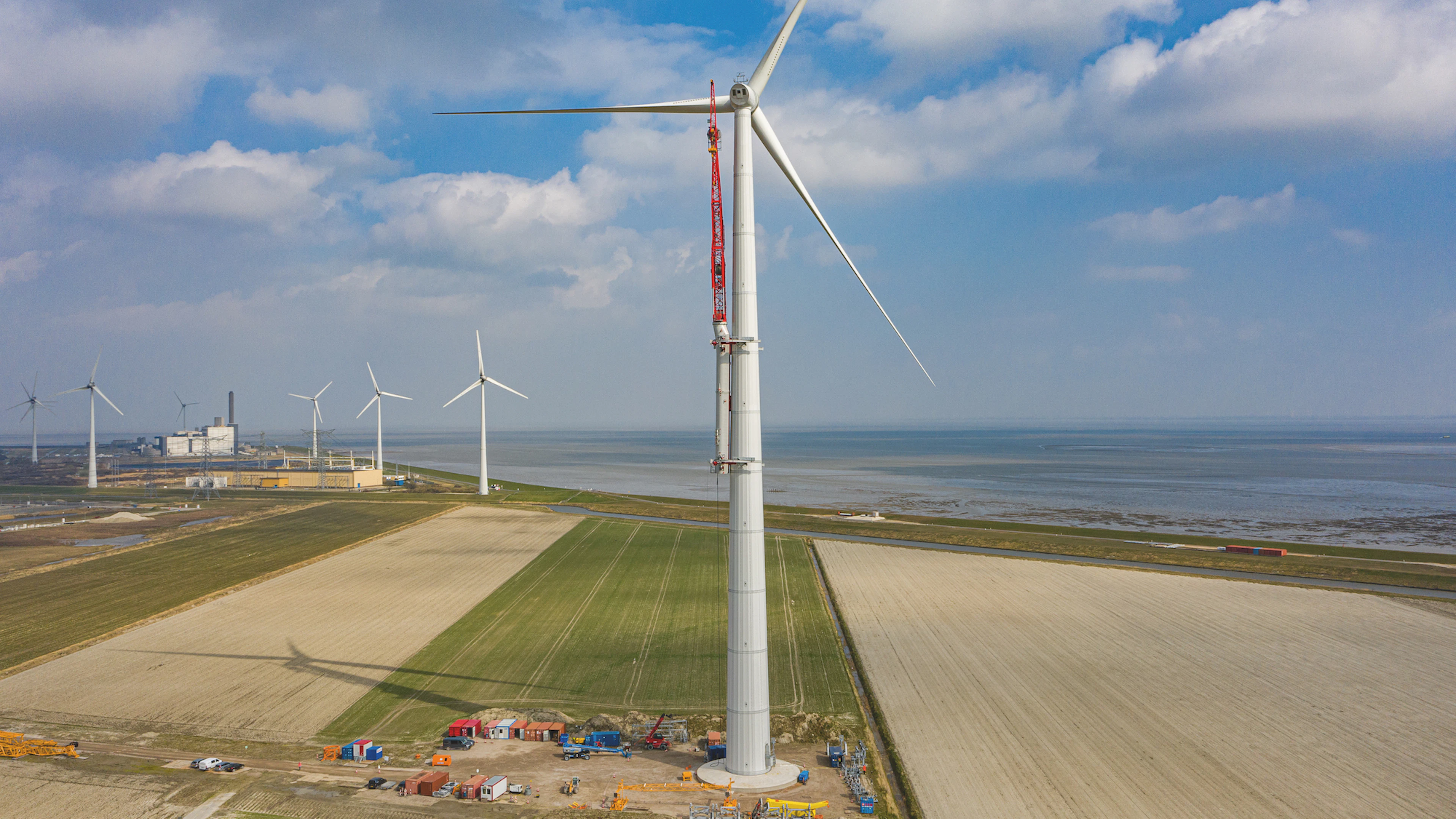 Klimmende kraan hijst materiaal omhoog