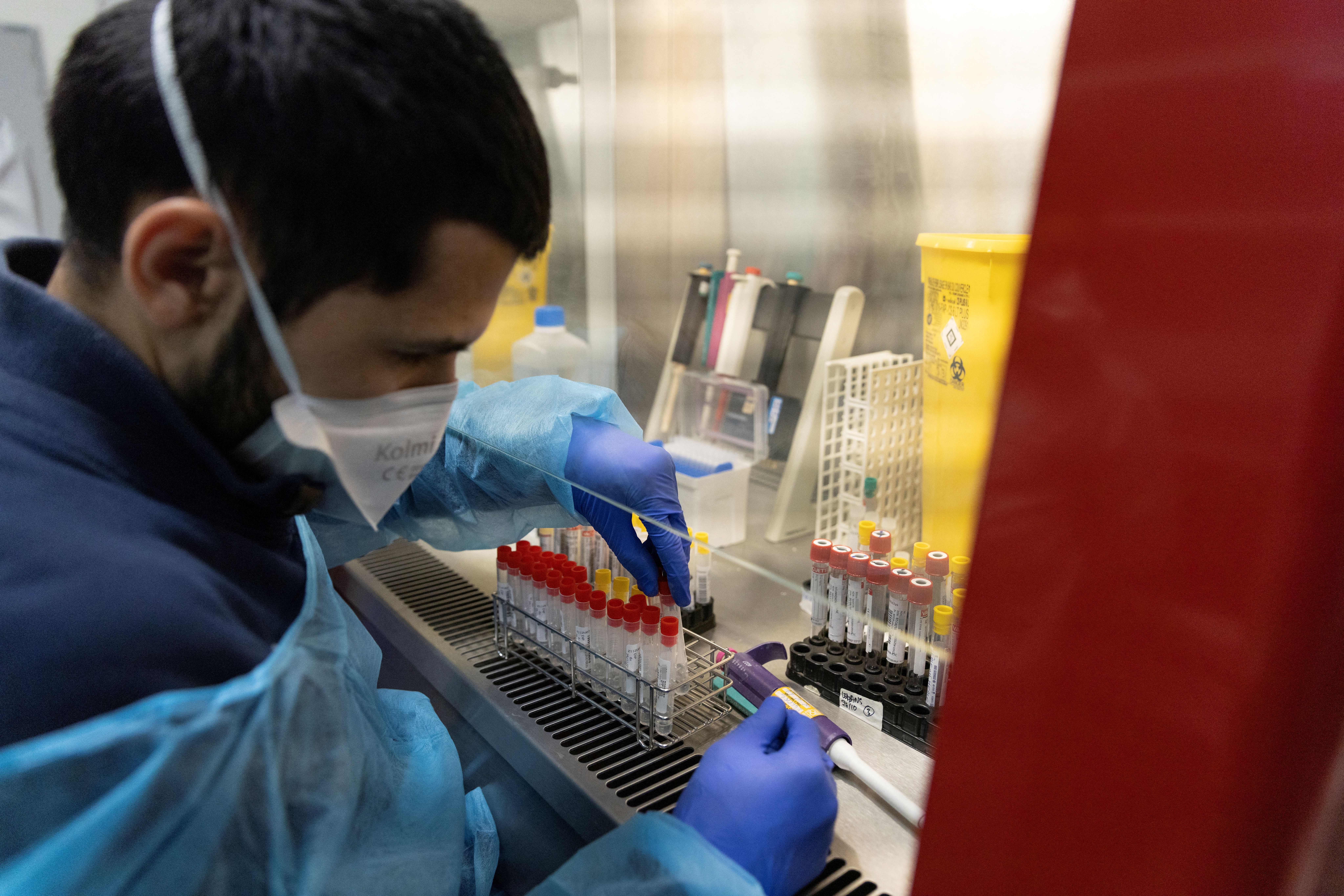 Omikronvariant lijkt minder gevoelig voor huidige vaccins, derde prik helpt