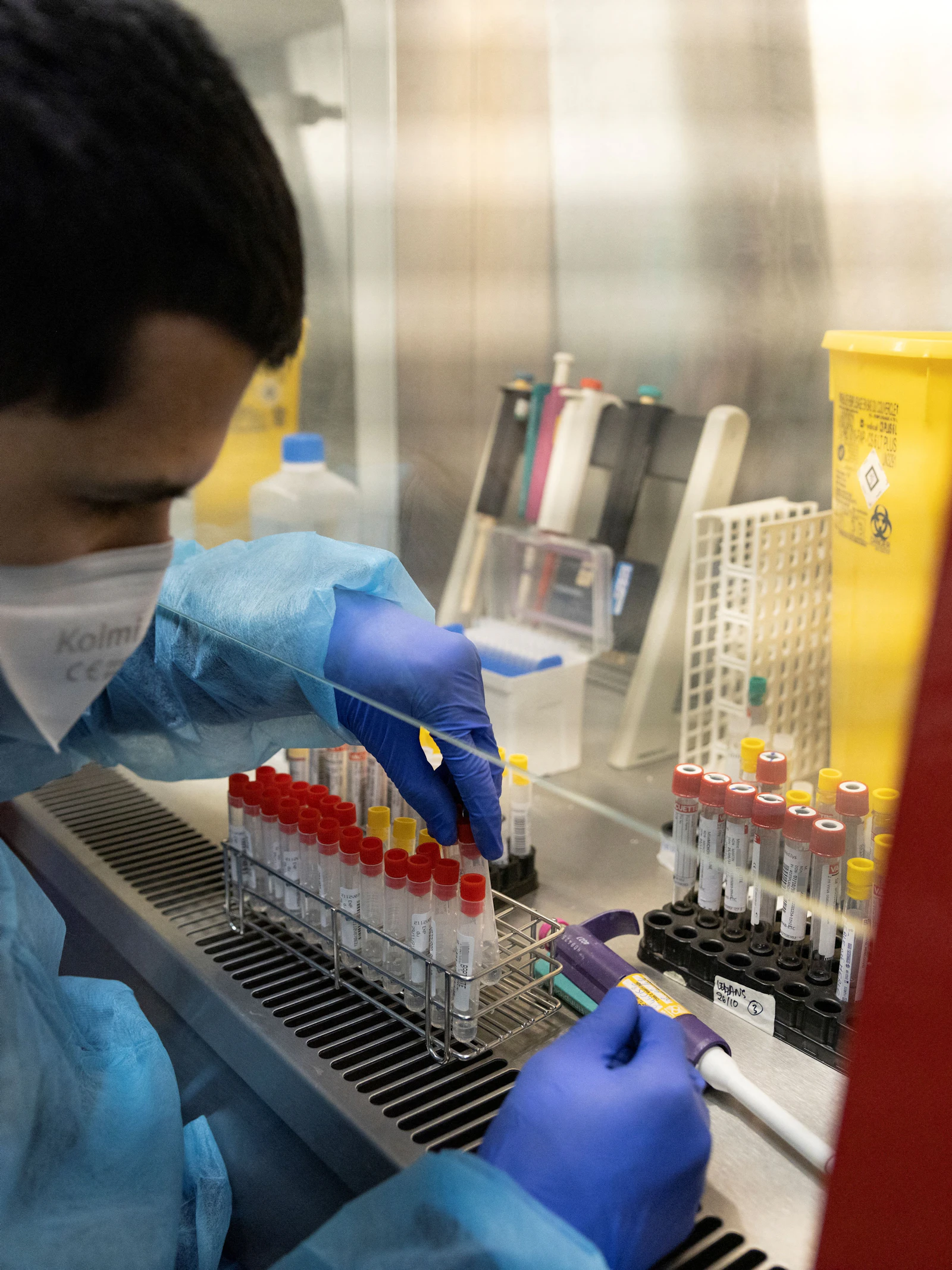 Omikronvariant lijkt minder gevoelig voor huidige vaccins, derde prik helpt