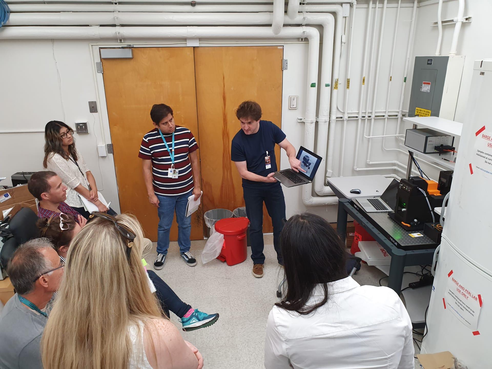 Christian Burlet toont de SpectroGRID aan de astrobiologen van het Origins en Habitability lab. Foto: KBIN
