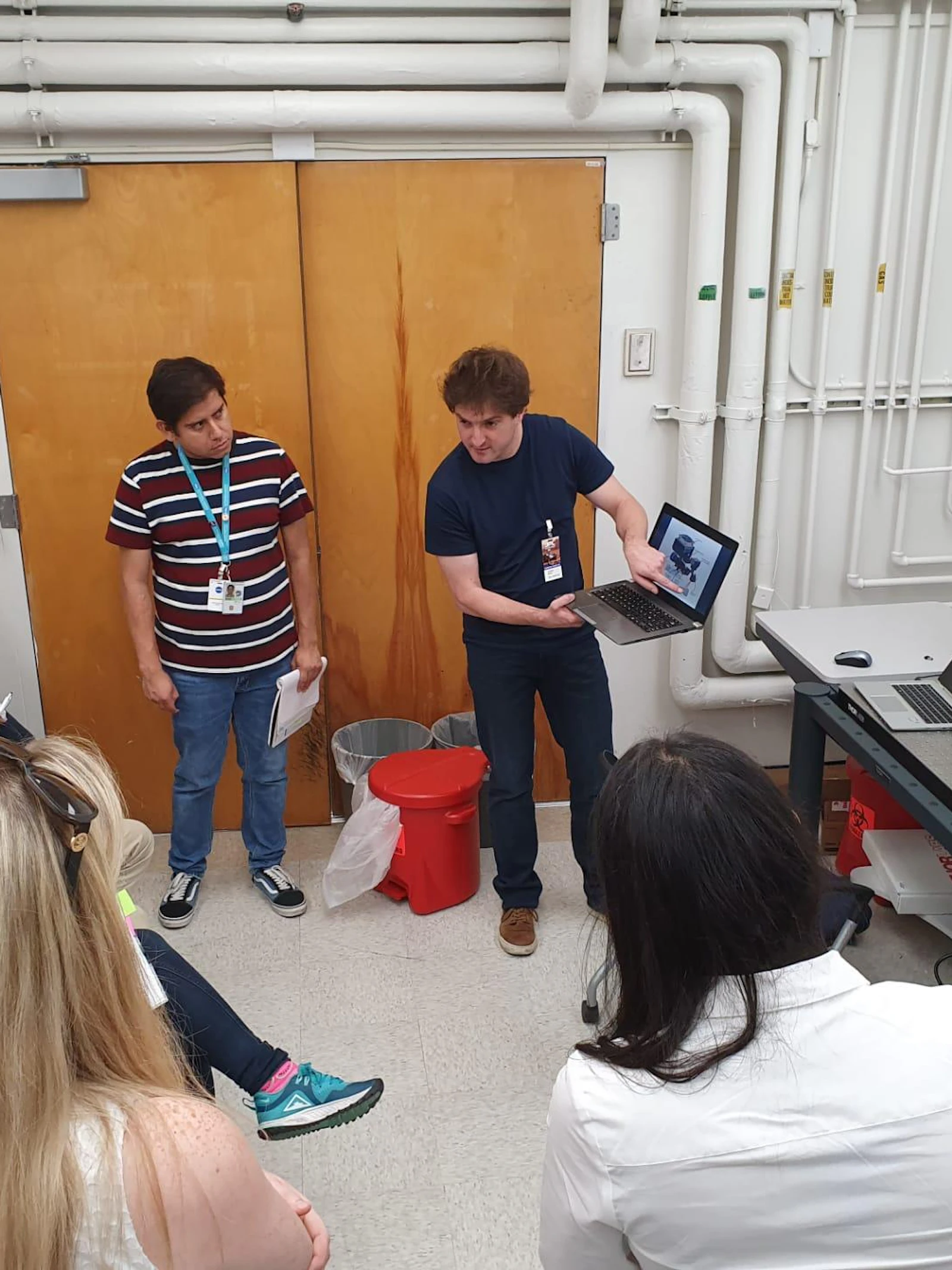 Christian Burlet toont de SpectroGRID aan de astrobiologen van het Origins en Habitability lab Christian Burlet toont de SpectroGRID aan de astrobiologen van het Origins en Habitability lab. Foto: KBIN