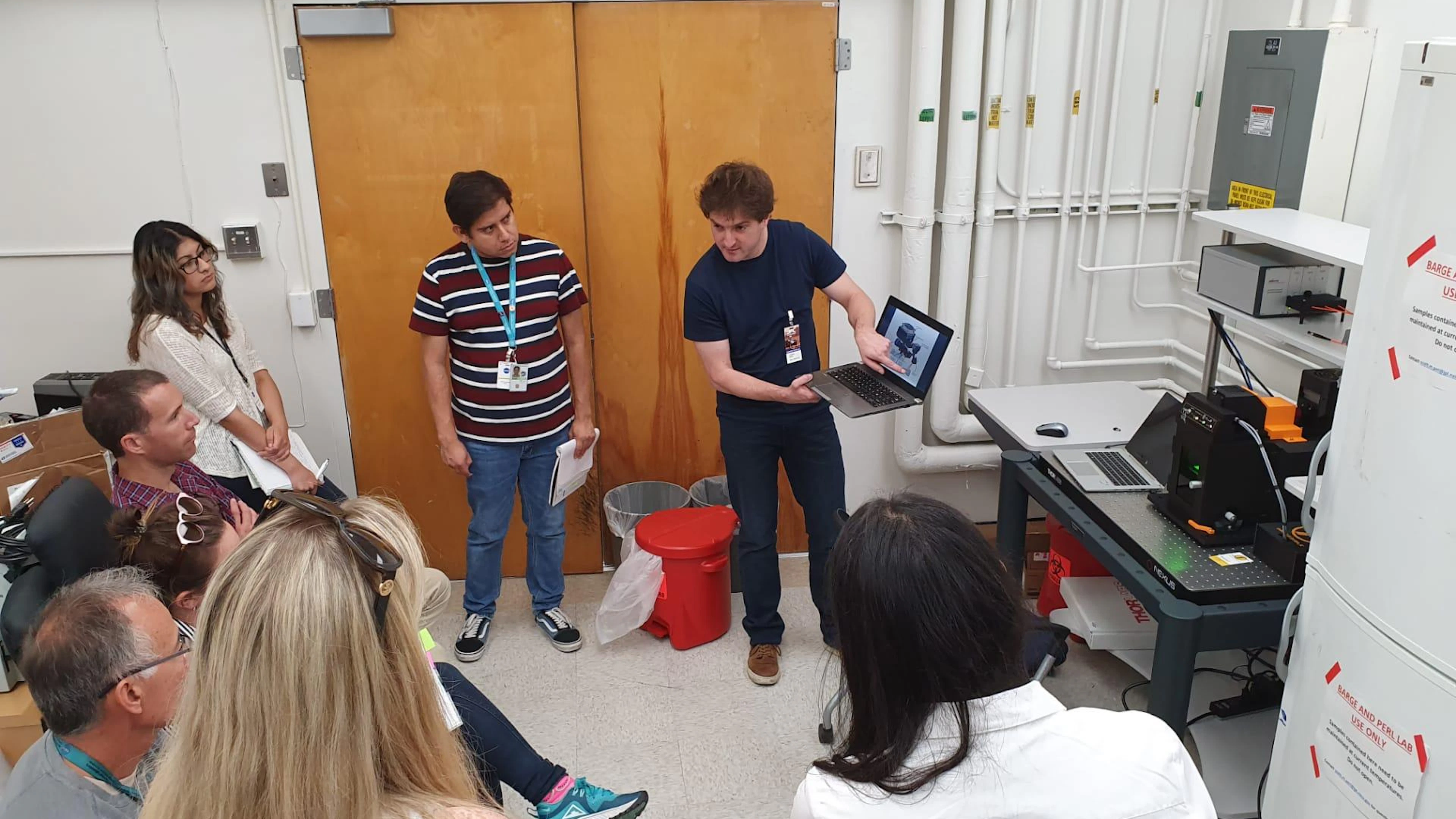 Christian Burlet toont de SpectroGRID aan de astrobiologen van het Origins en Habitability lab Christian Burlet toont de SpectroGRID aan de astrobiologen van het Origins en Habitability lab. Foto: KBIN