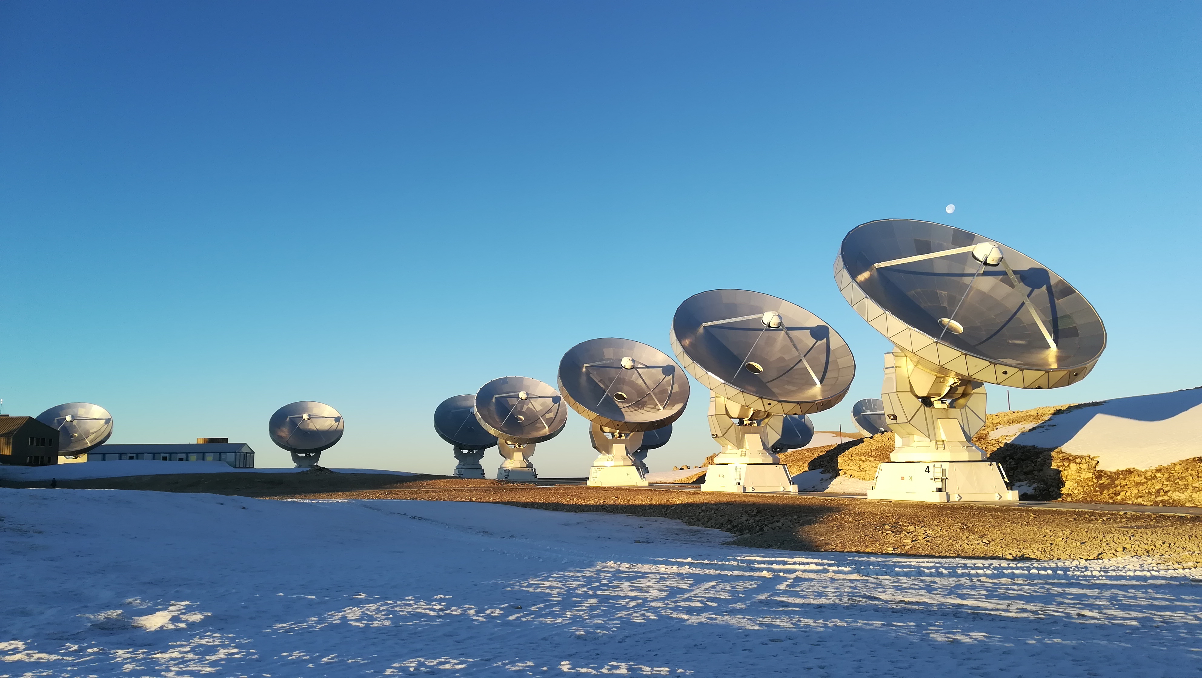 Astronomen meten de temperatuur van het heelal van nog geen miljard jaar na de oerknal