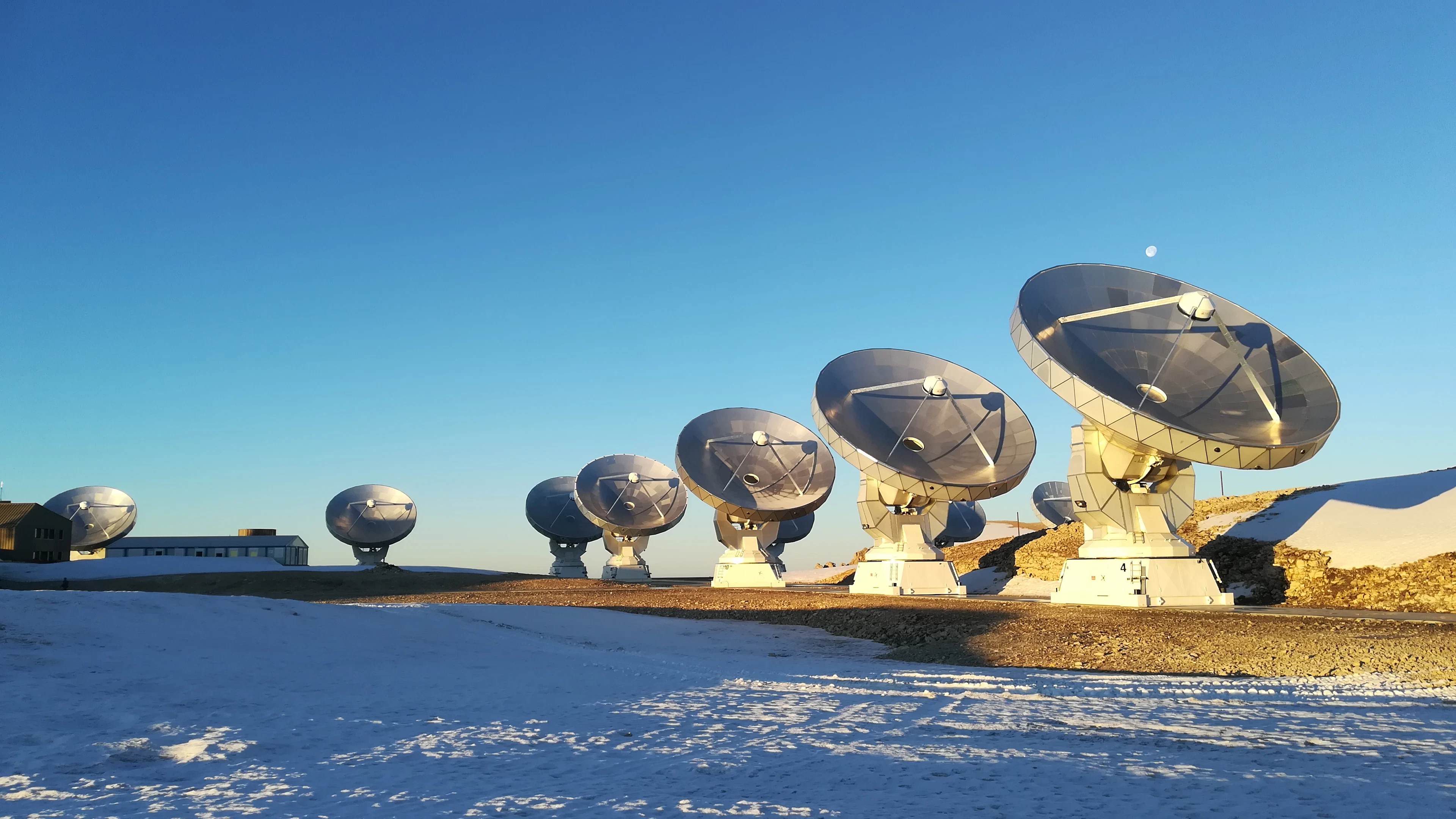 Astronomen meten de temperatuur van het heelal van nog geen miljard jaar na de oerknal