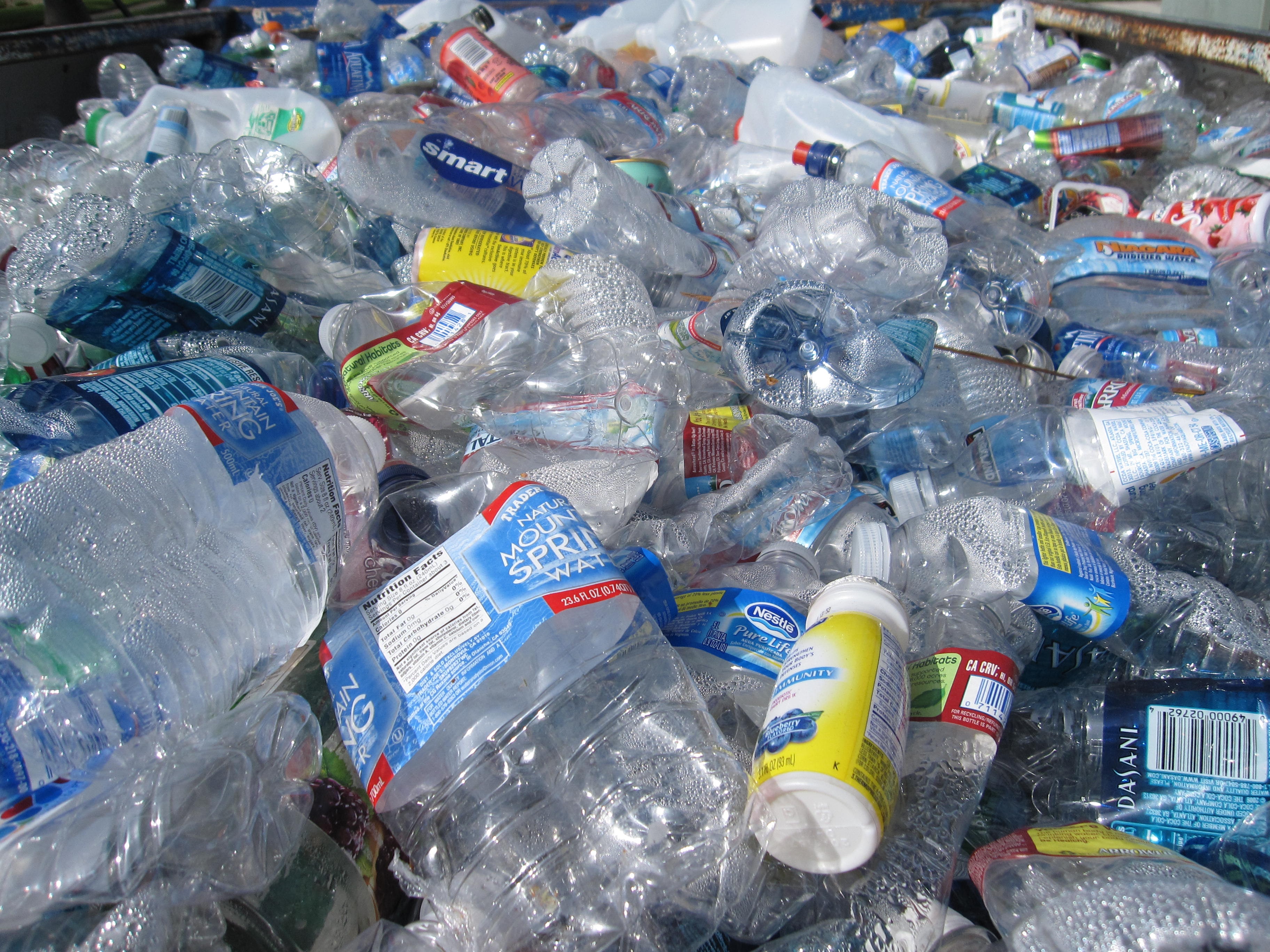 Gerecycleerd PET-plastic lekt meer chemische componenten
