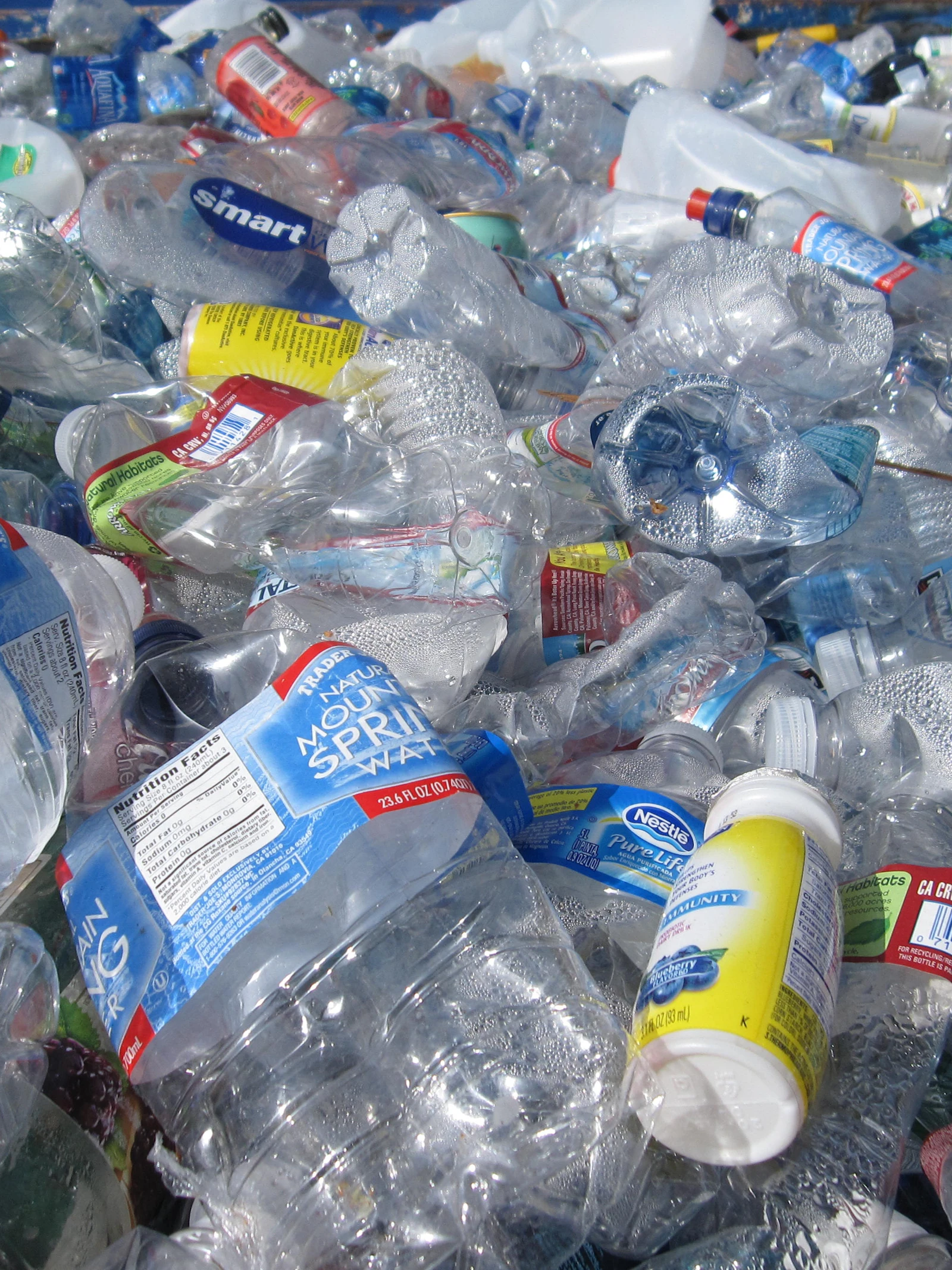 Gerecycleerd PET-plastic lekt meer chemische componenten