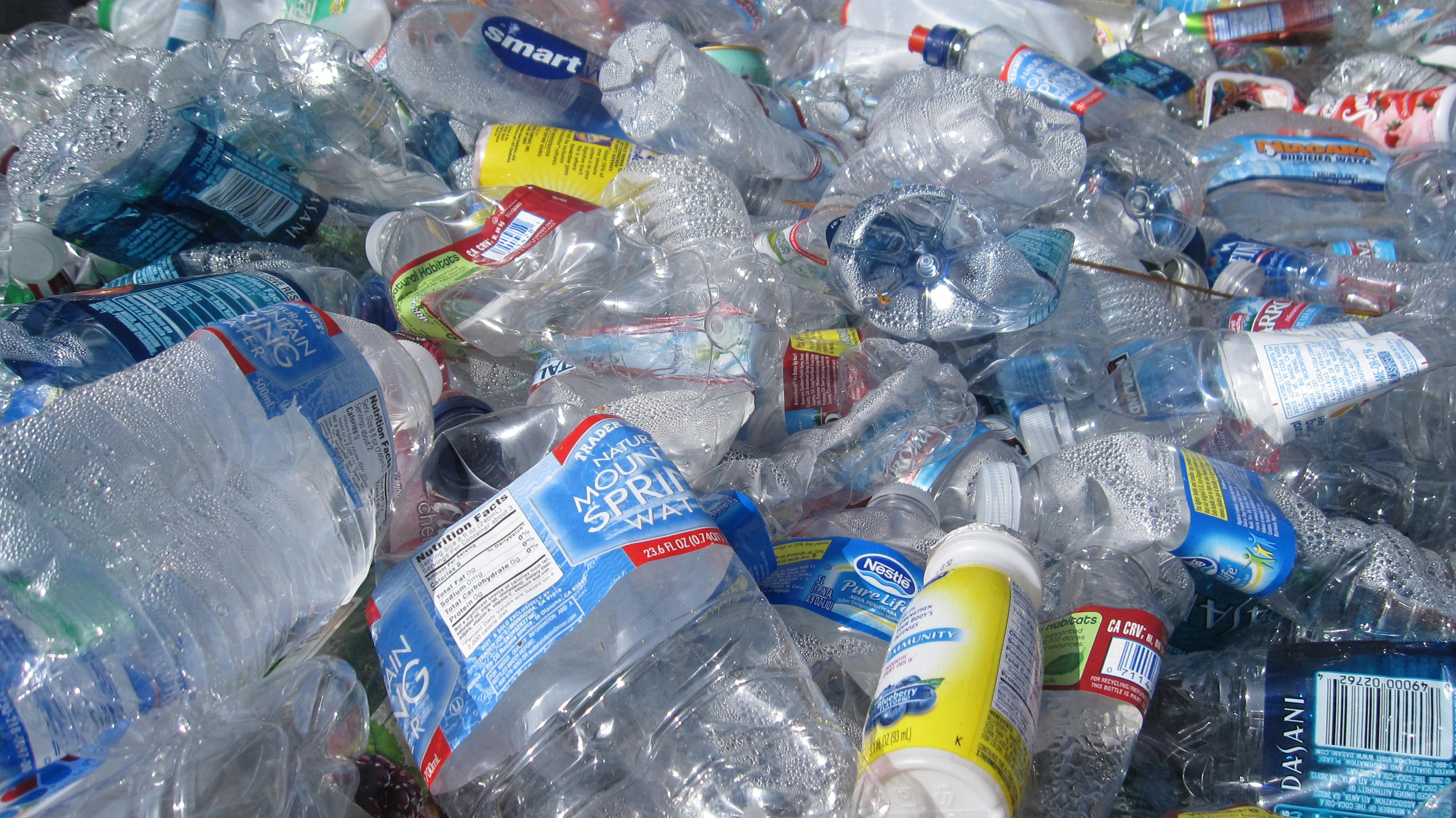 Gerecycleerd PET-plastic lekt meer chemische componenten