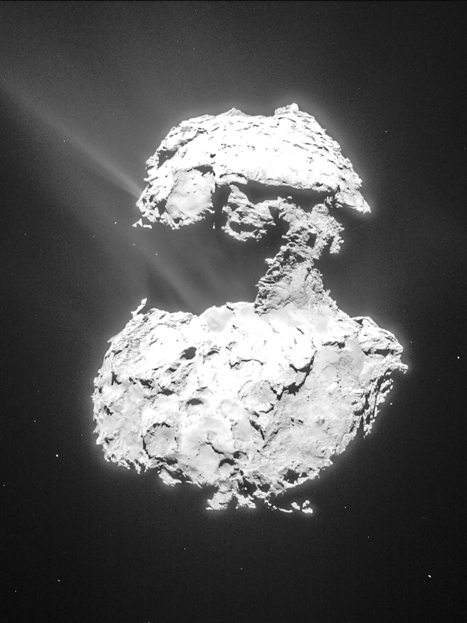 Tijdens zijn nadering van de zon ontsnapte er gas en stof van het oppervlak van komeet 67P. (ESA/Rosetta/NAVCAM)