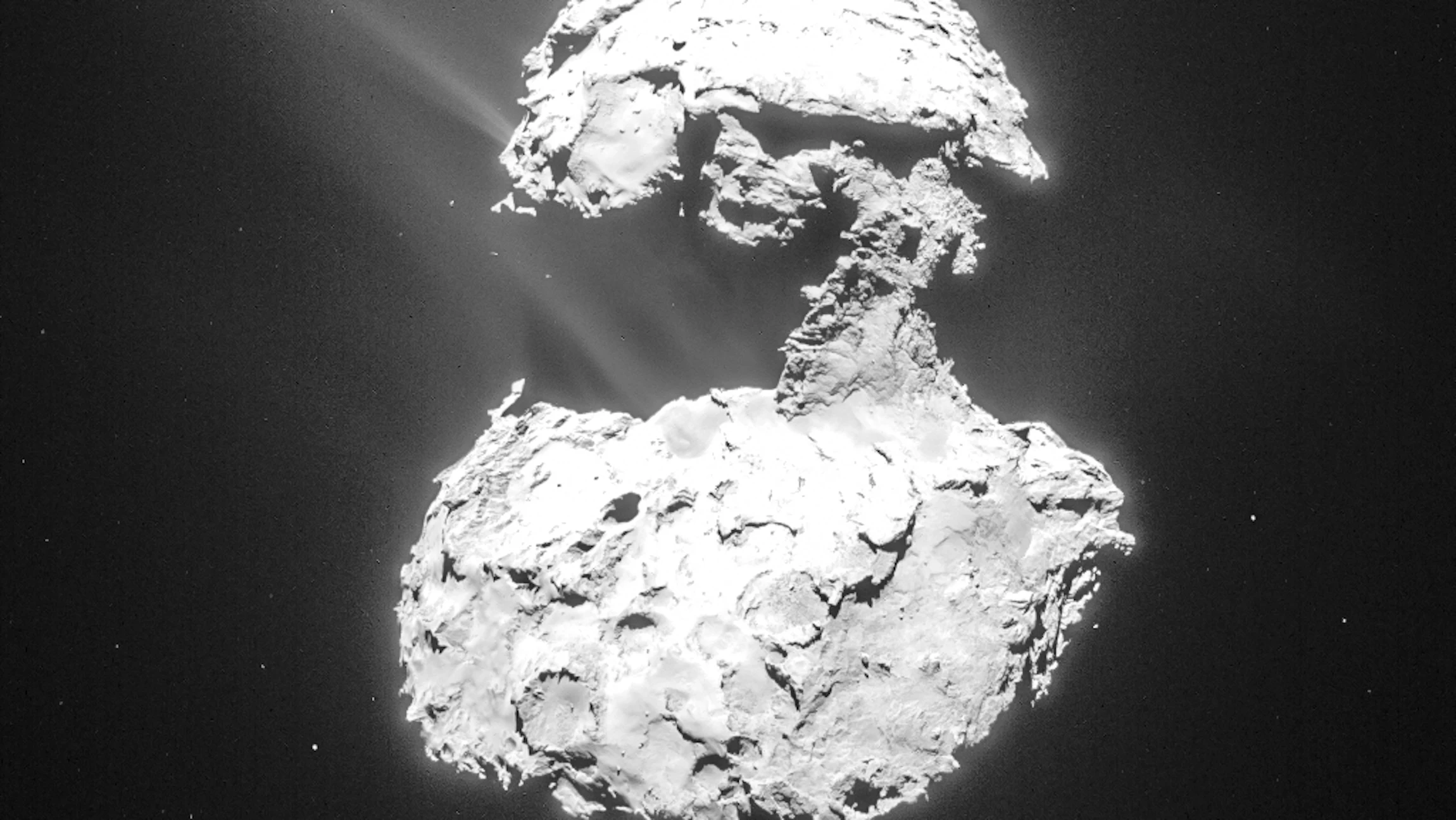 Tijdens zijn nadering van de zon ontsnapte er gas en stof van het oppervlak van komeet 67P. (ESA/Rosetta/NAVCAM)