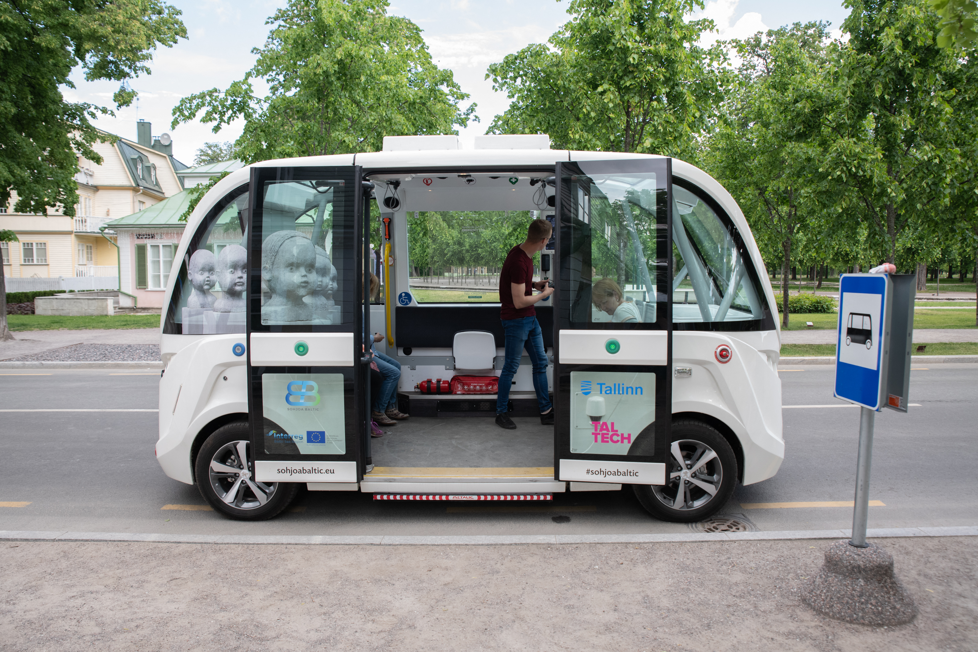 De prijs van een busticket voor het comfort van een taxirit