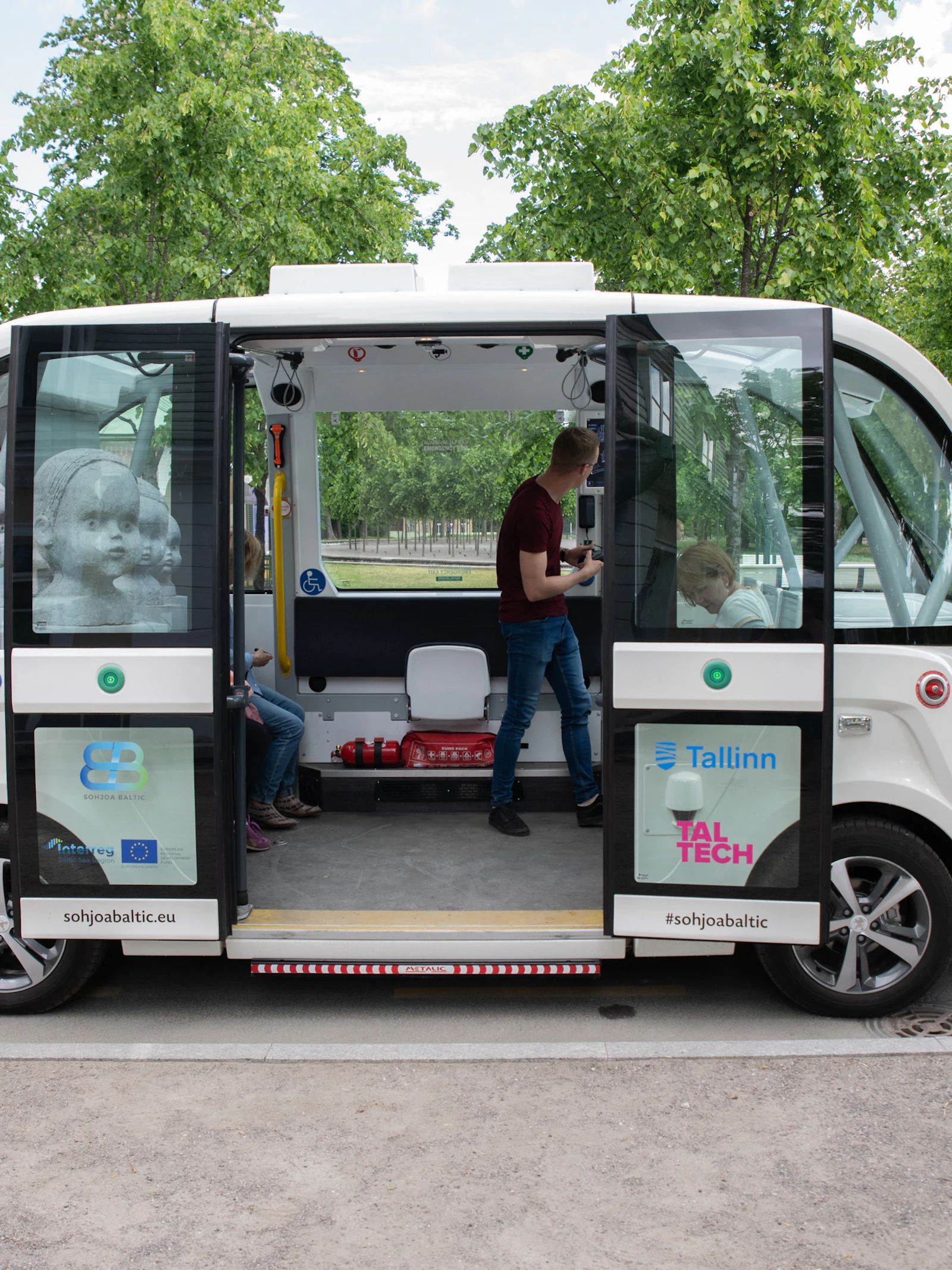 De prijs van een busticket voor het comfort van een taxirit