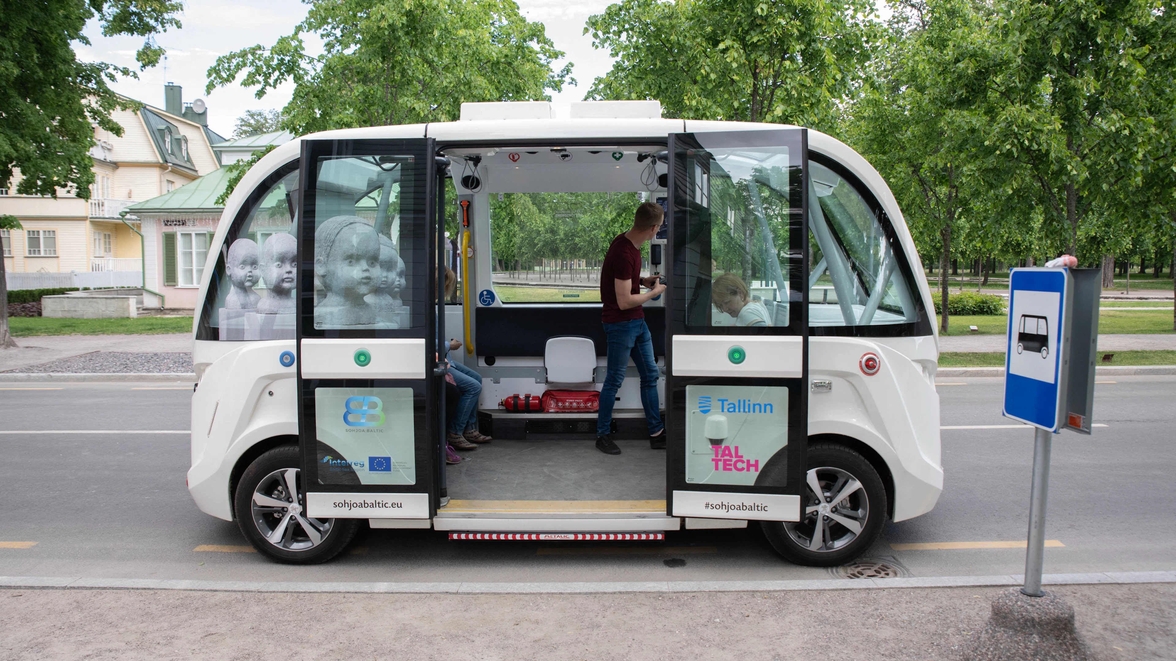 De prijs van een busticket voor het comfort van een taxirit