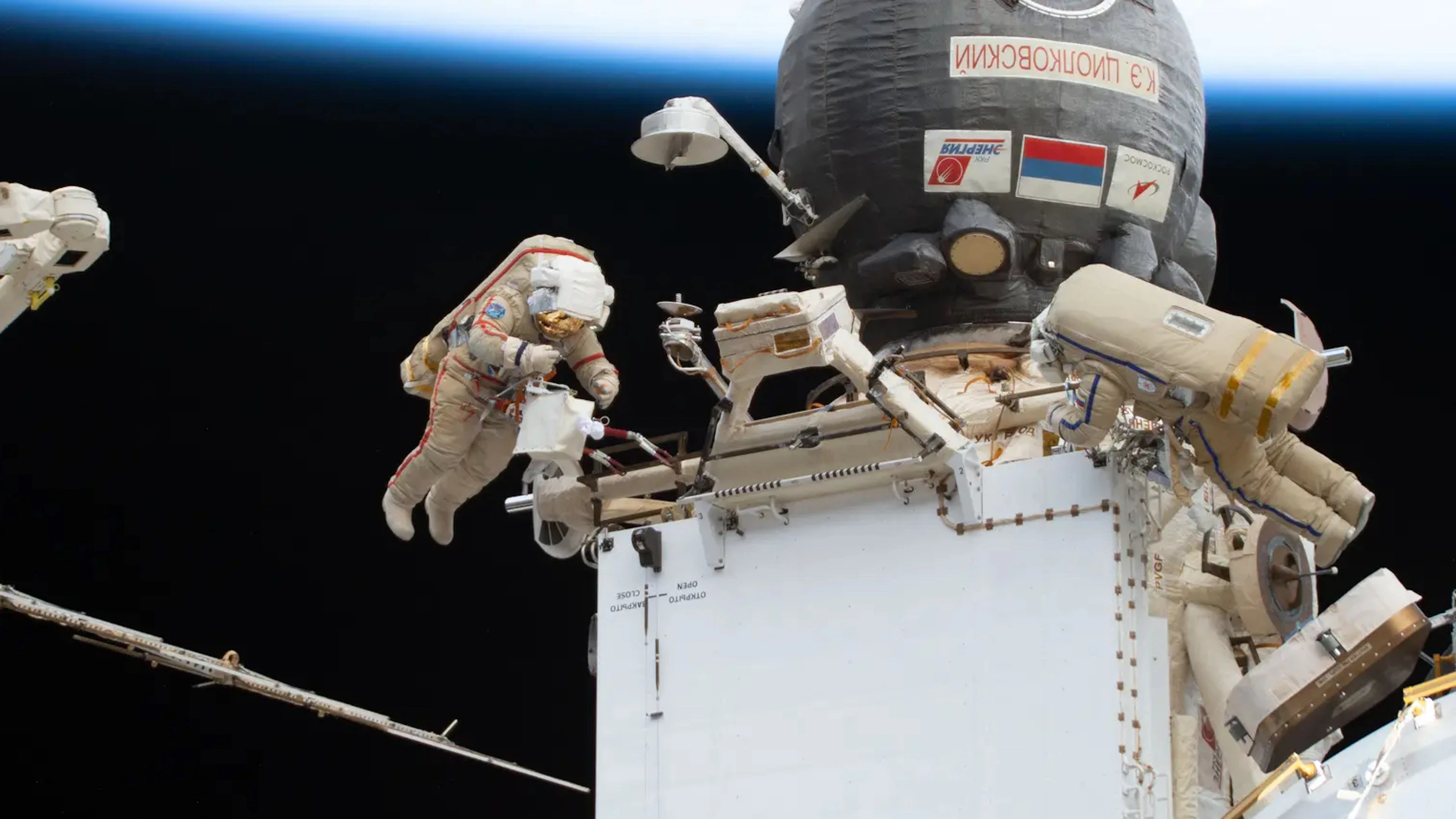 Ruimtewandeling ISS Gestrande ISS-crew zoekt taxi naar de aarde
