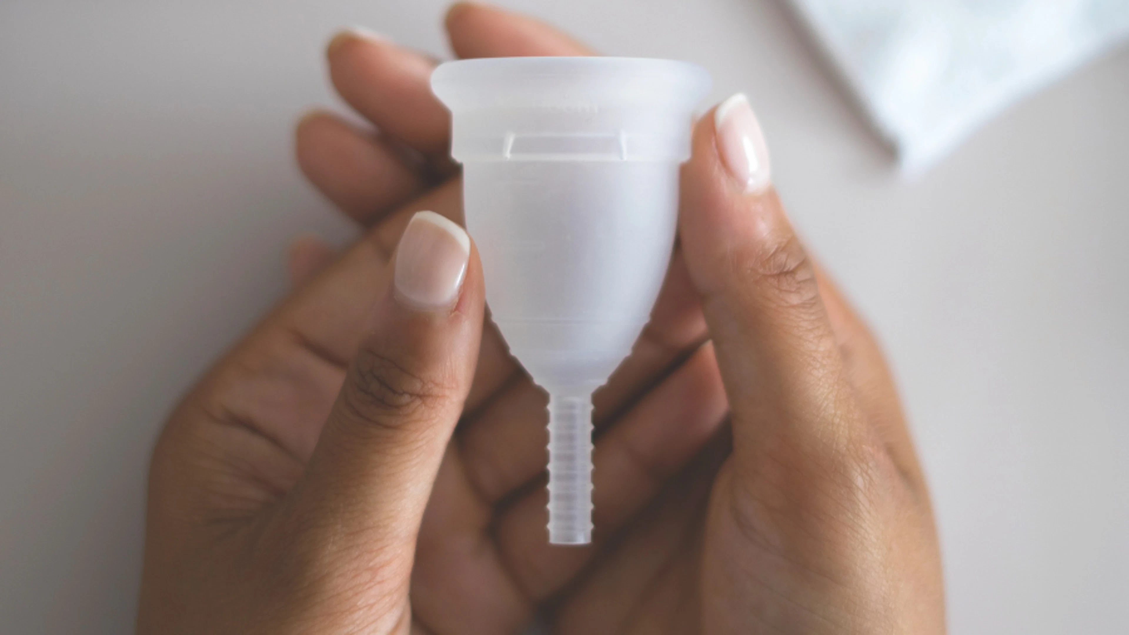 Wetenschappers kijken naar menstruatiebloed in onderzoek naar miskramen en endometriose