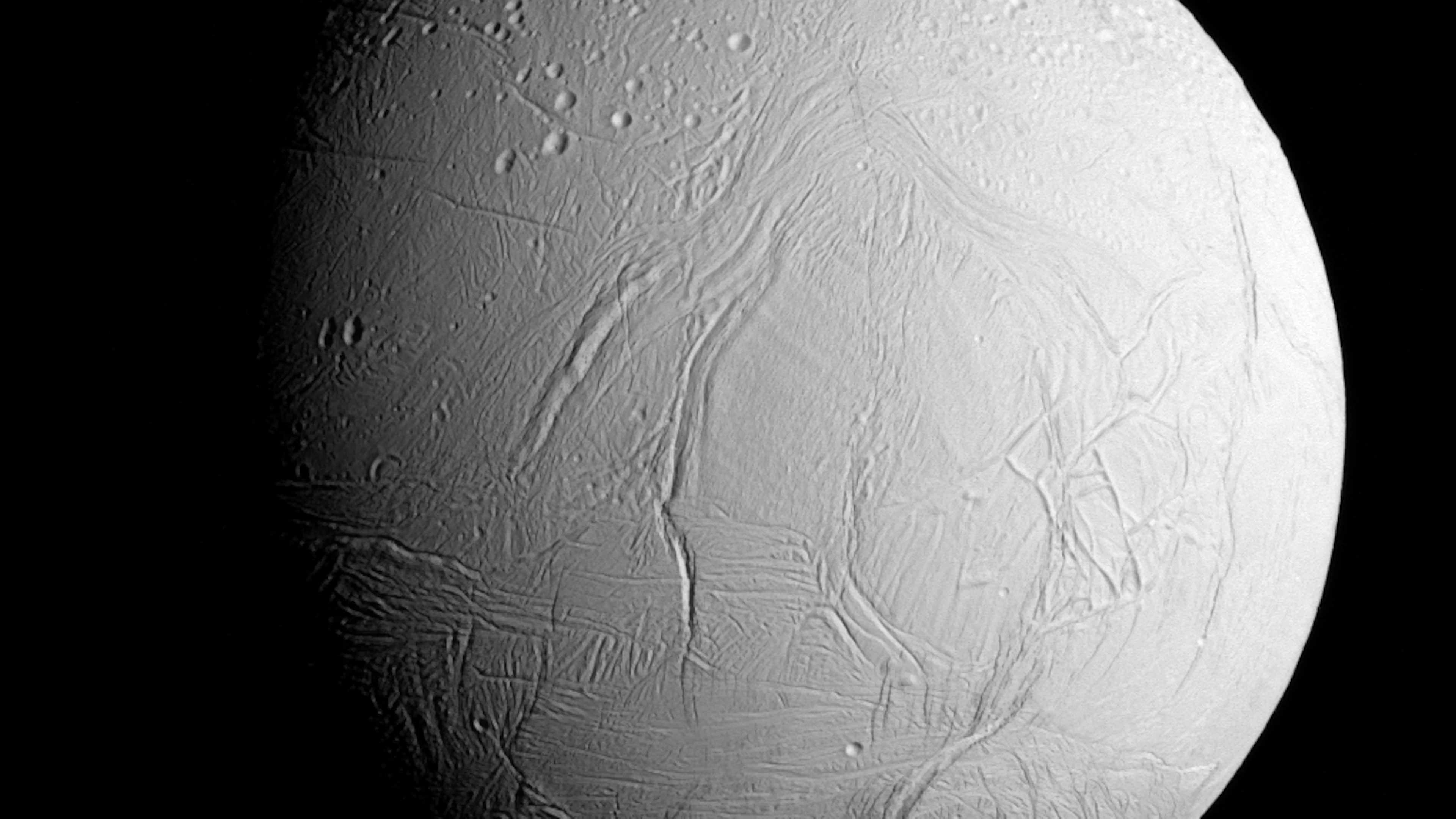 Belangrijke bouwsteen voor leven gevonden op Saturnusmaan Enceladus