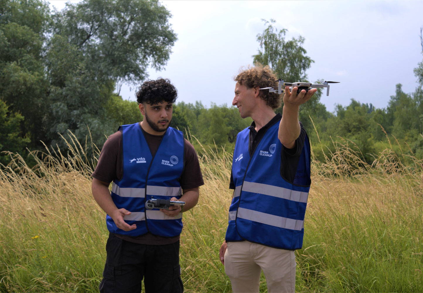 Burgers speuren met drones naar zwerfafval langs de Schelde
