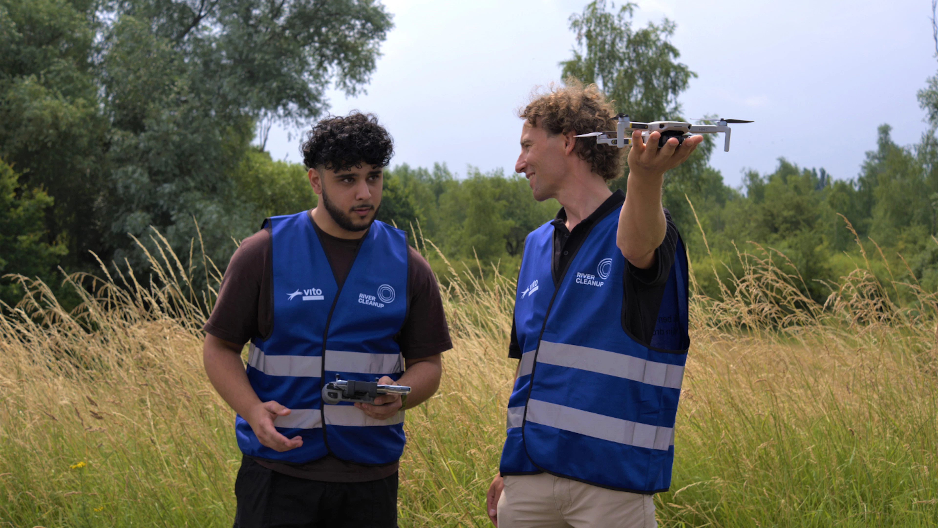 Burgers speuren met drones naar zwerfafval langs de Schelde