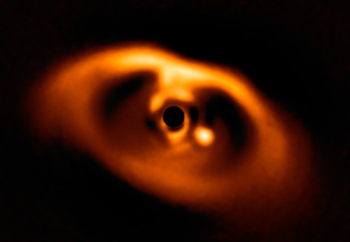 Het babyplanetenstelsel PDS 70 baart aarde-achtige planeten met water