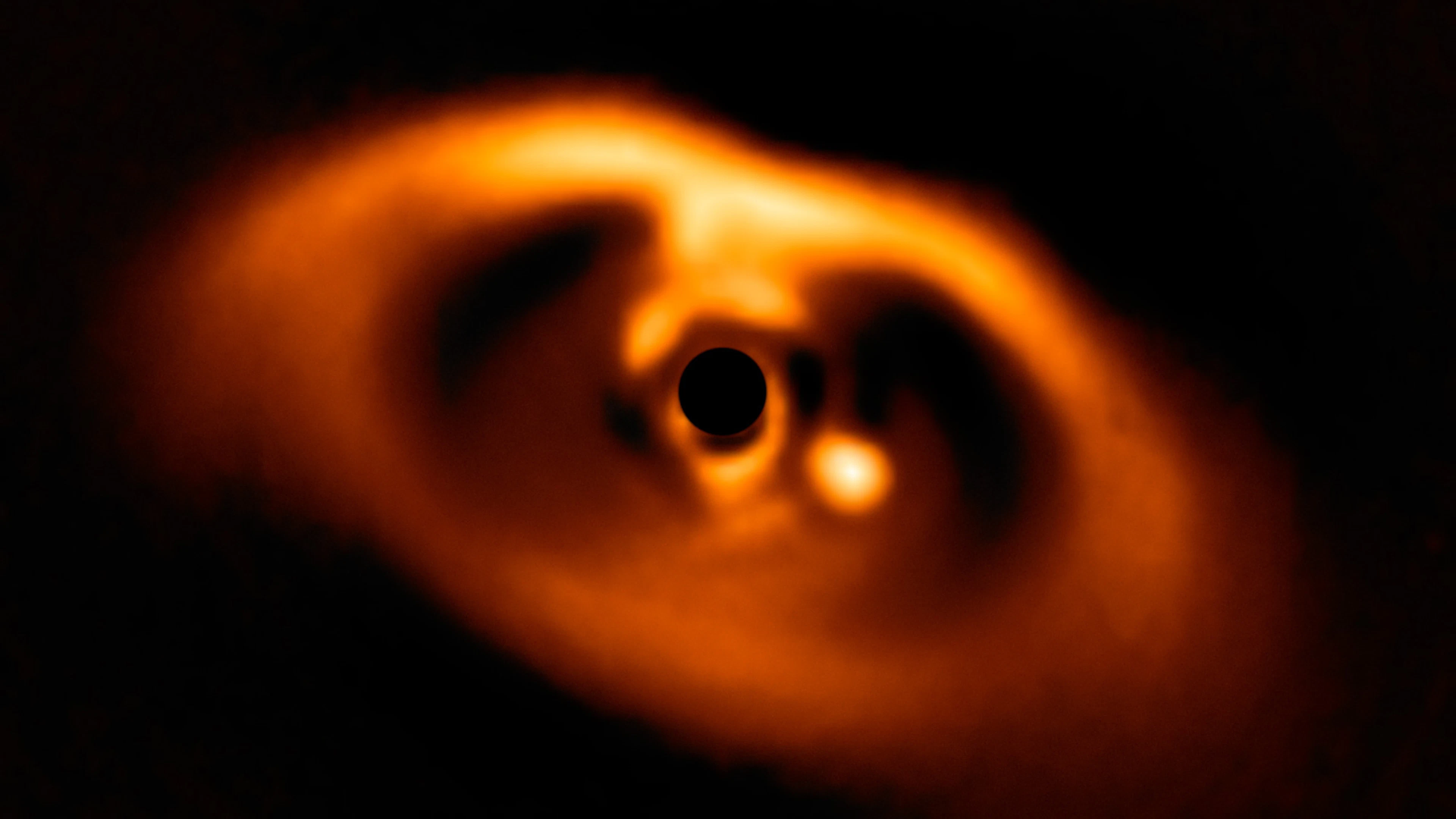 Het babyplanetenstelsel PDS 70 baart aarde-achtige planeten met water