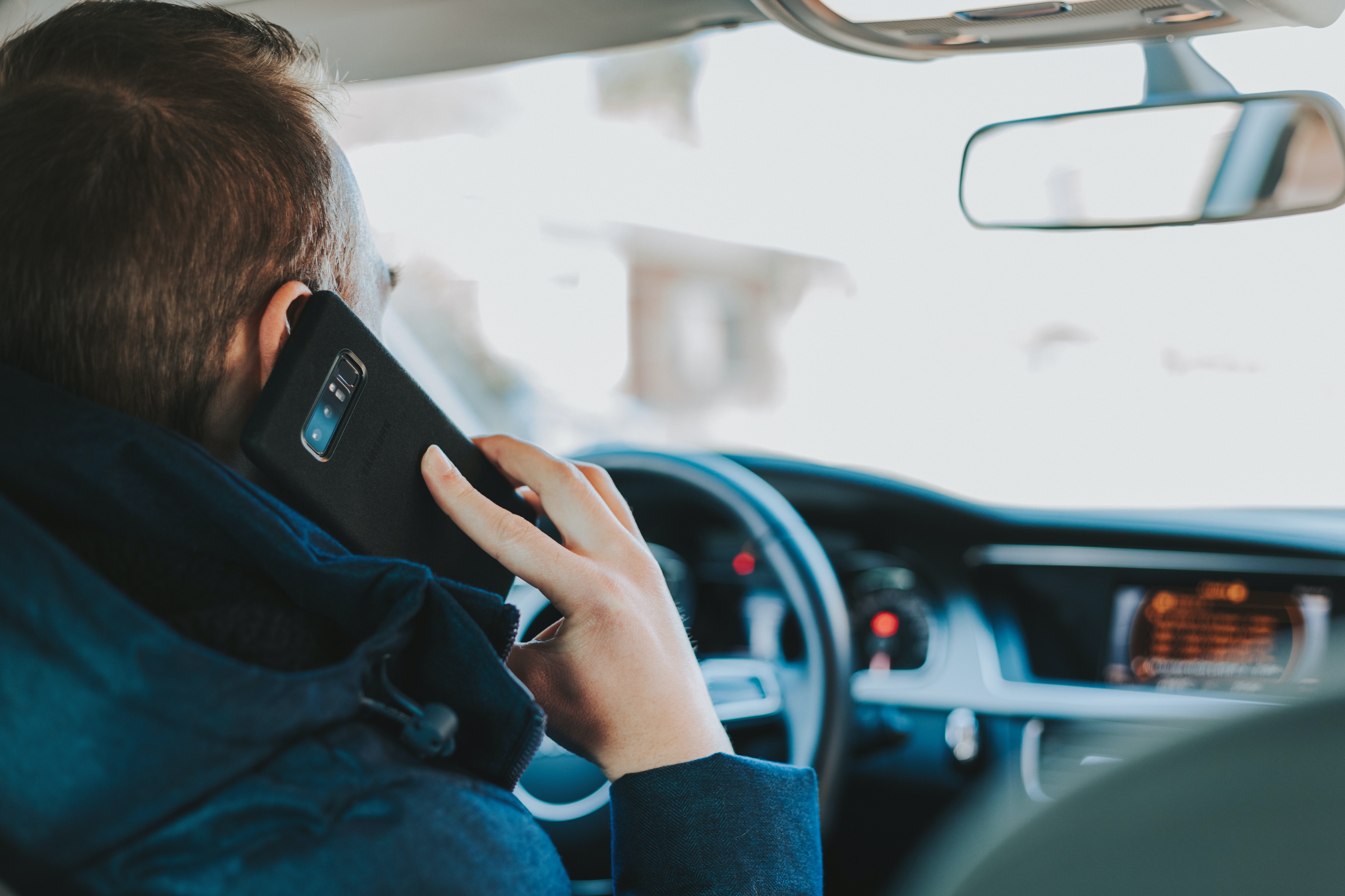Afgeleid rijden is nog onveiliger dan gedacht