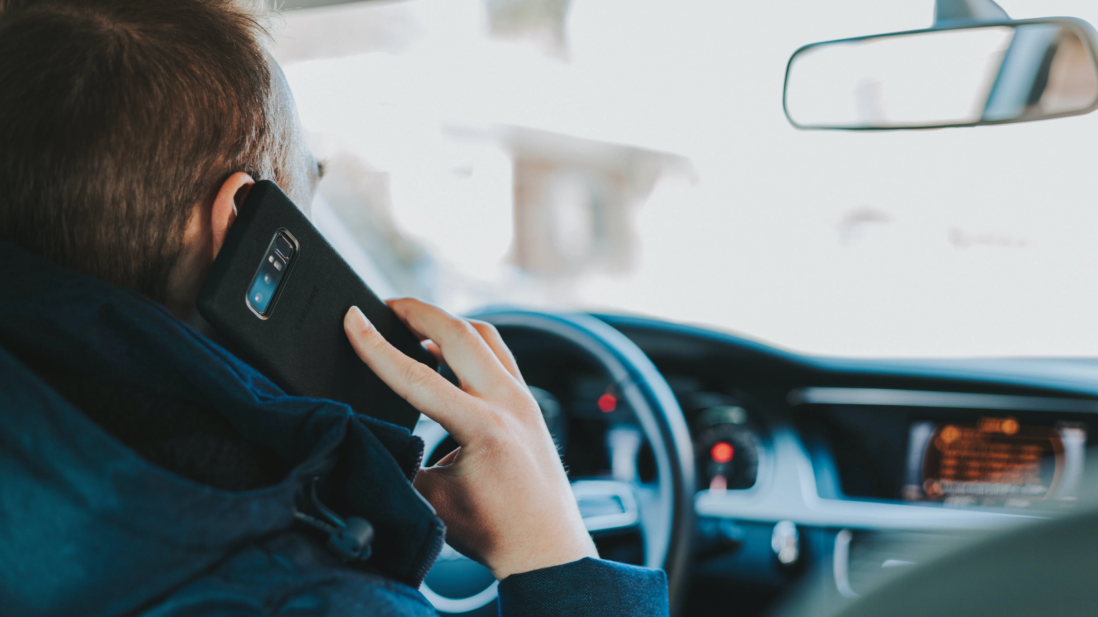 Afgeleid rijden is nog onveiliger dan gedacht