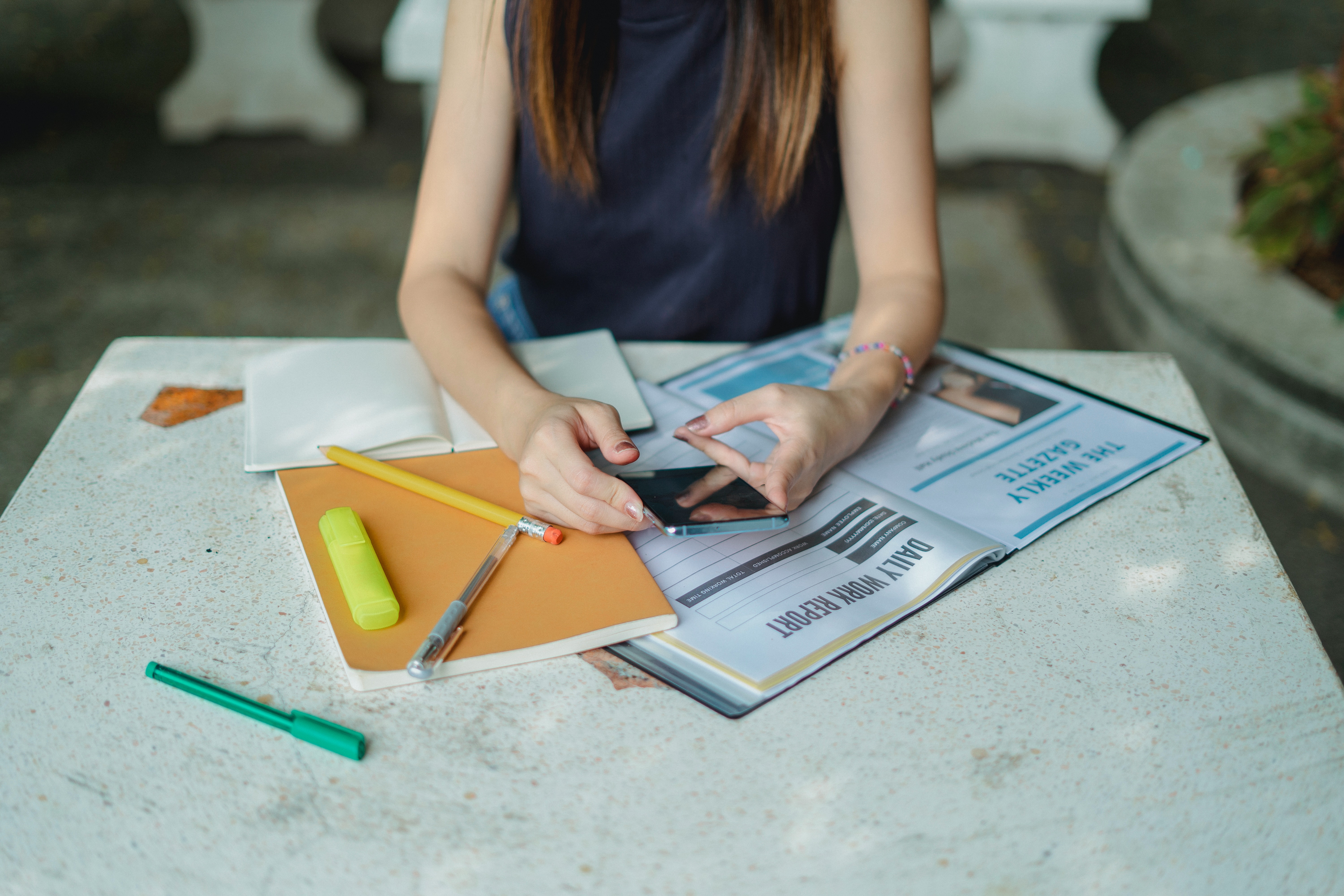 Vrouw met handboek en smartphone