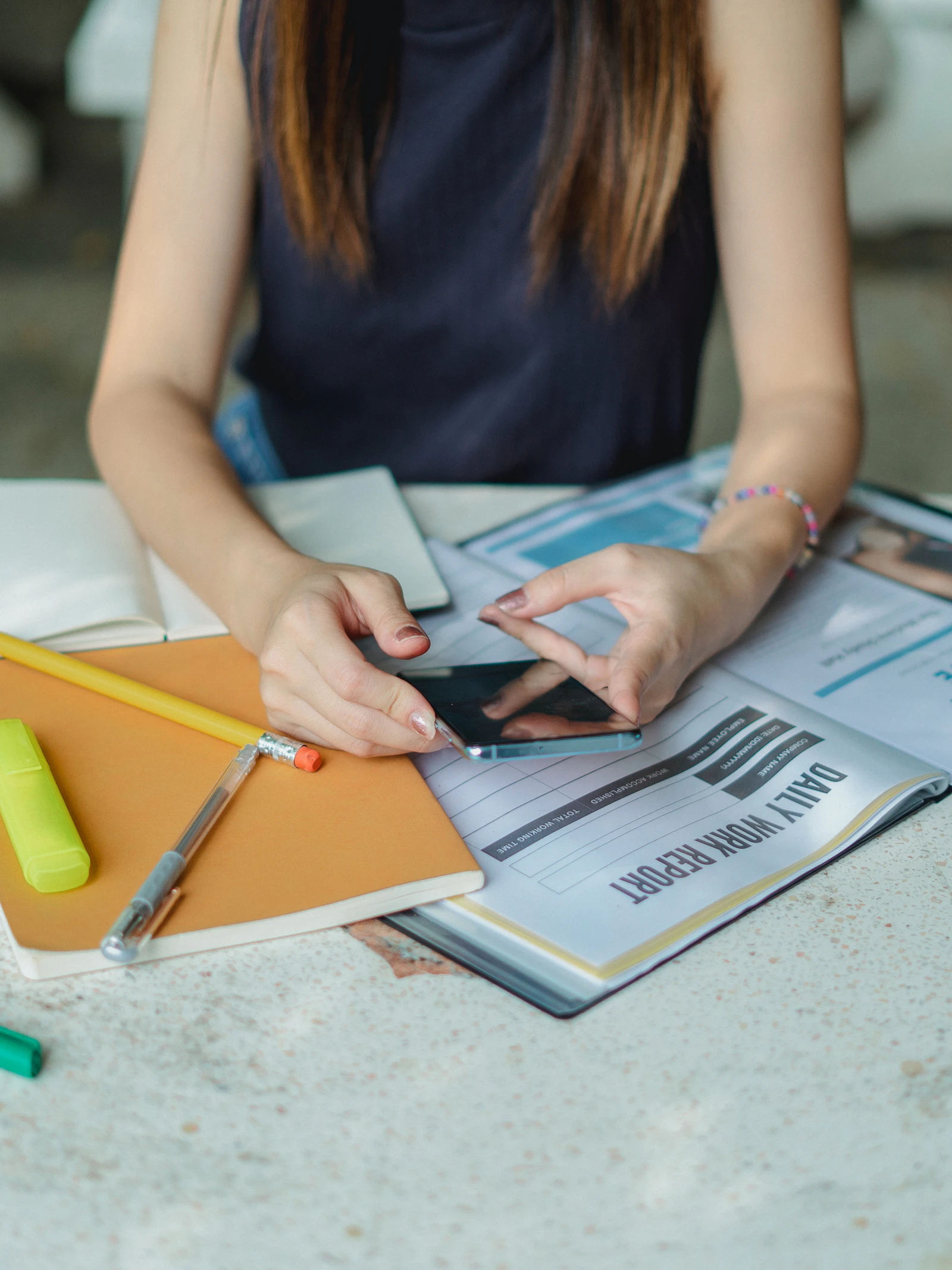 Vrouw met handboek en smartphone