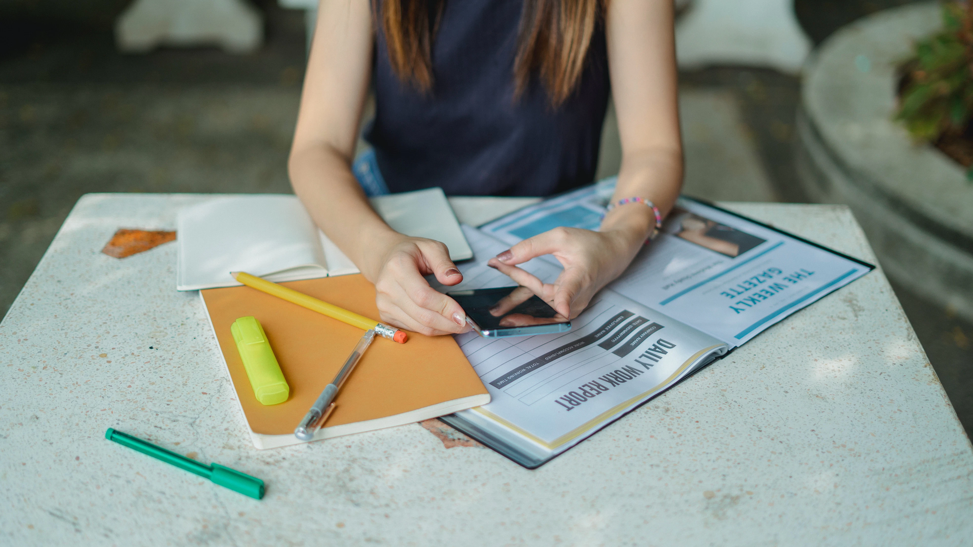 Vrouw met handboek en smartphone