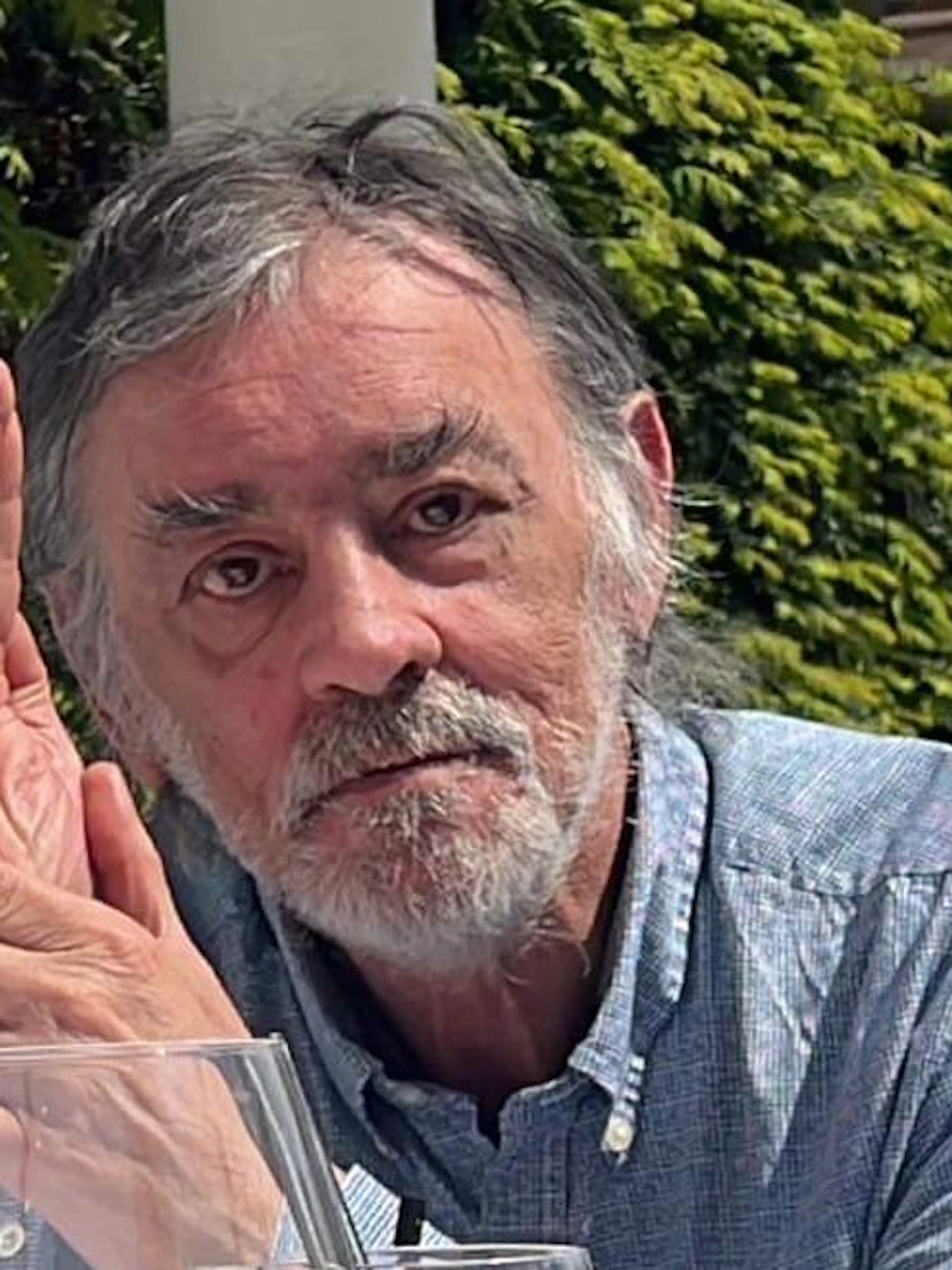 Afscheid van een icoon: oud-hoofdredacteur Filip van Brabander overleden