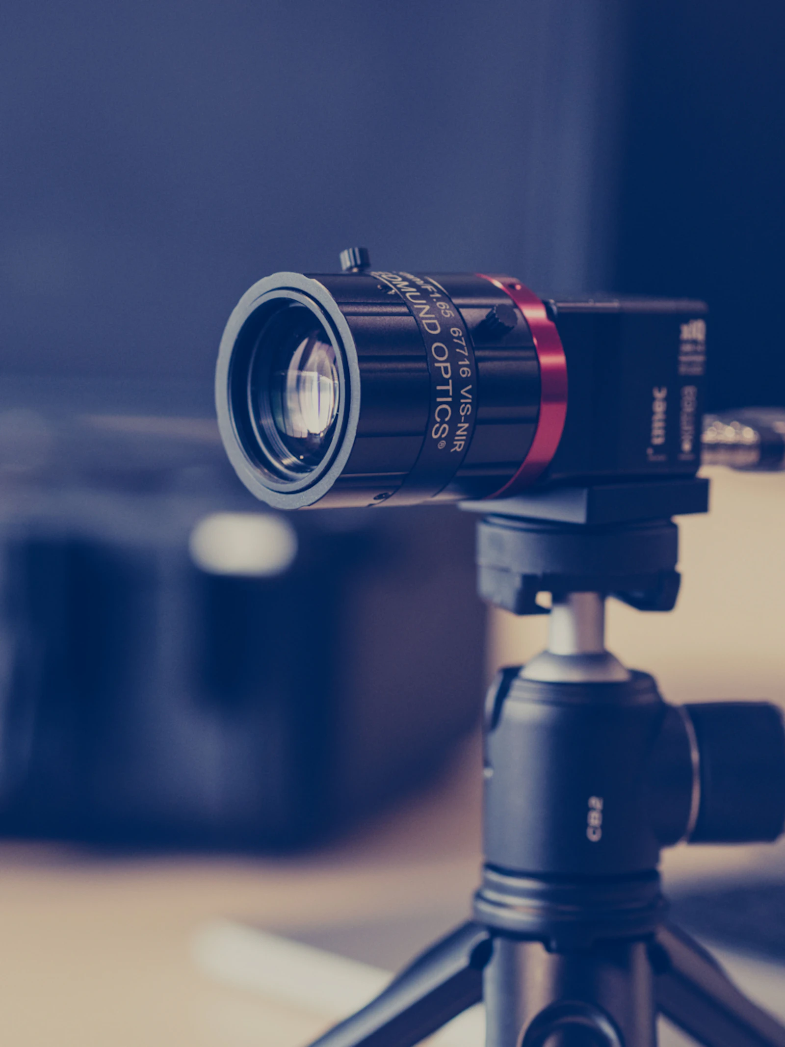 De hyperspectrale camera splitst het licht dat door een object wordt weerkaatst in een reeks nauwe spectrale banden De hyperspectrale camera scherpgesteld