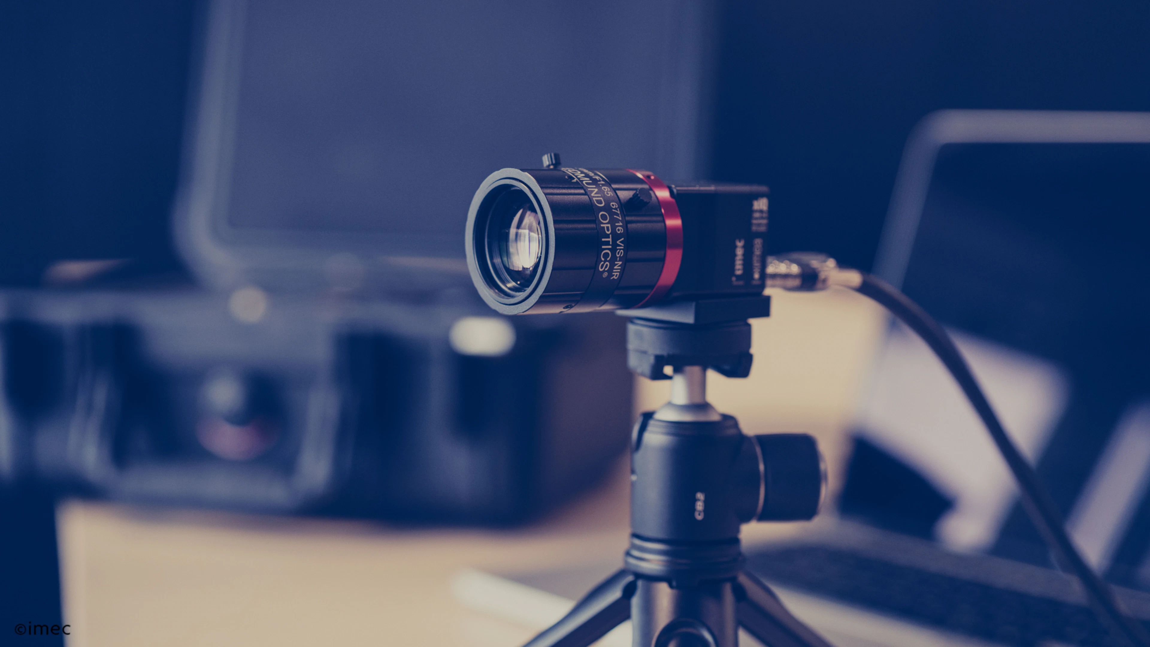 De hyperspectrale camera splitst het licht dat door een object wordt weerkaatst in een reeks nauwe spectrale banden De hyperspectrale camera scherpgesteld