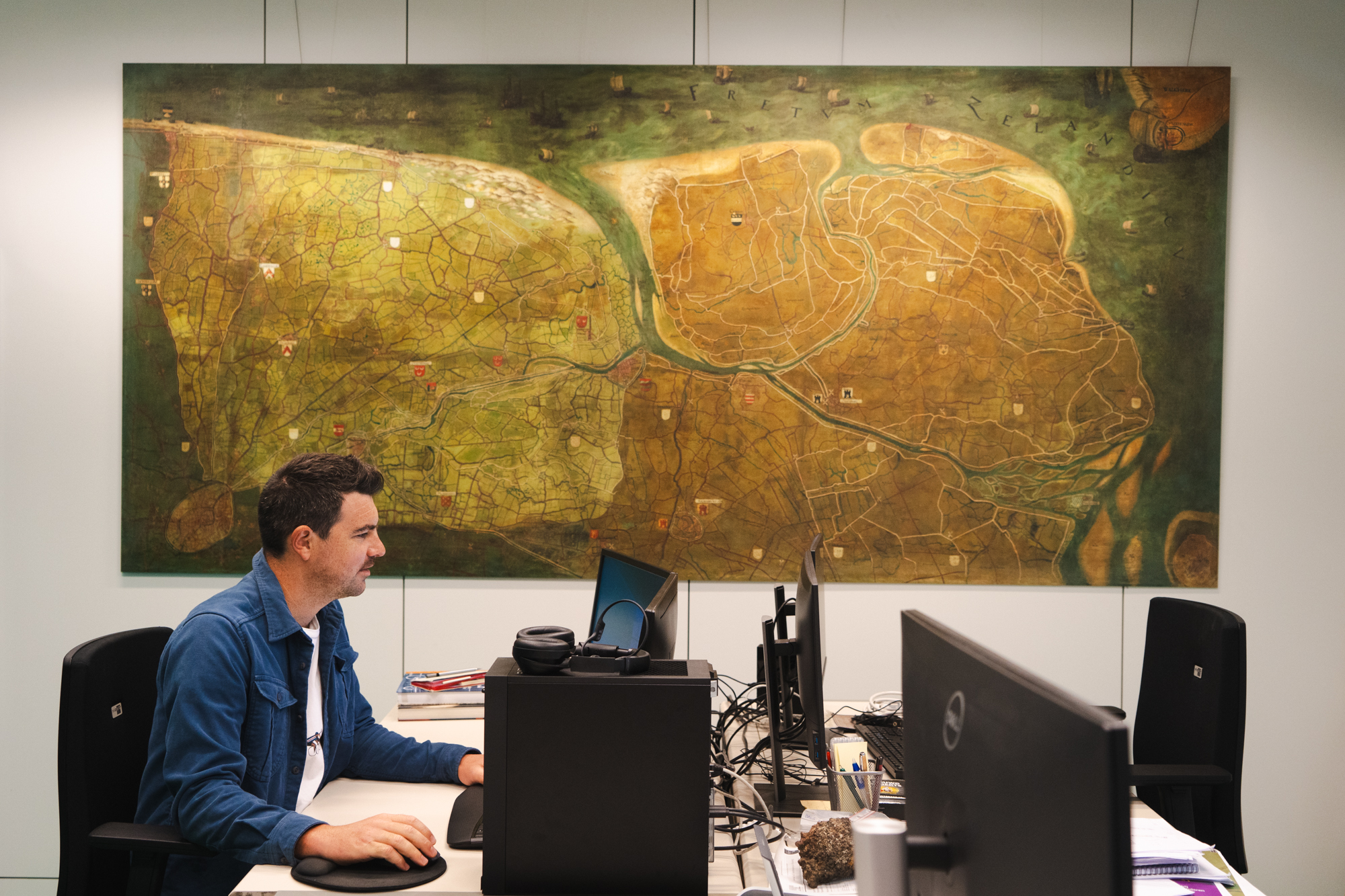 Geschilderde kaart van middeleeuwse landschap rond Brugge erkend als Vlaams Topstuk