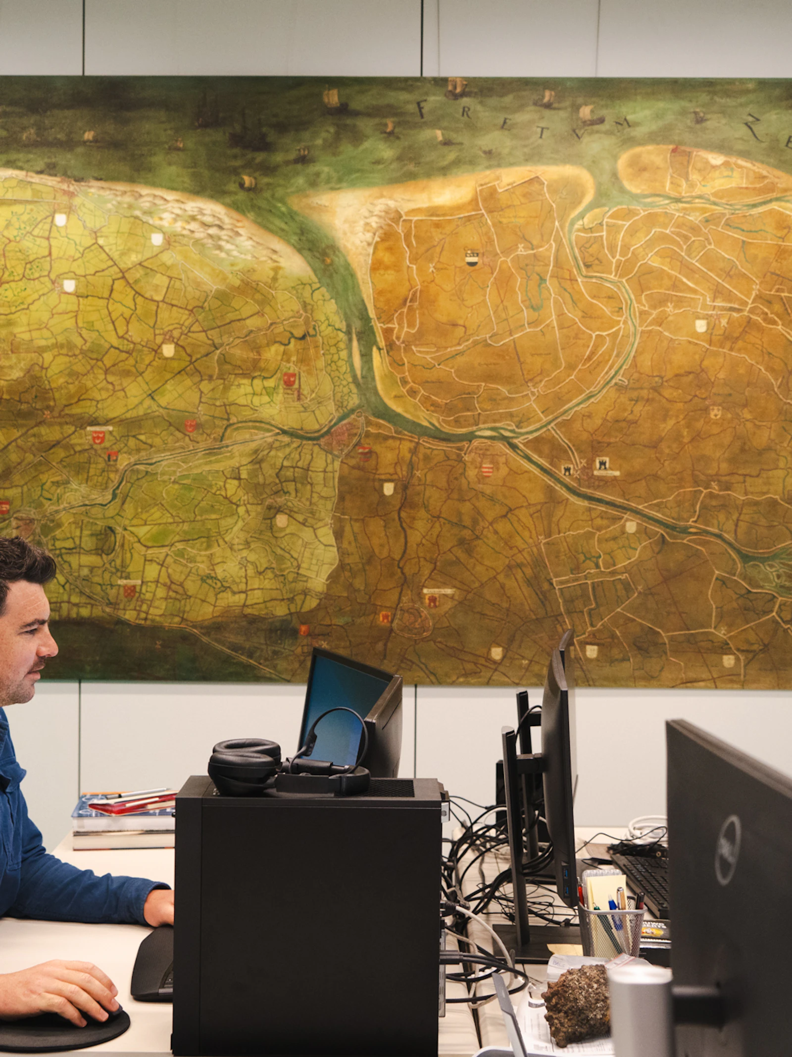 Geschilderde kaart van middeleeuwse landschap rond Brugge erkend als Vlaams Topstuk
