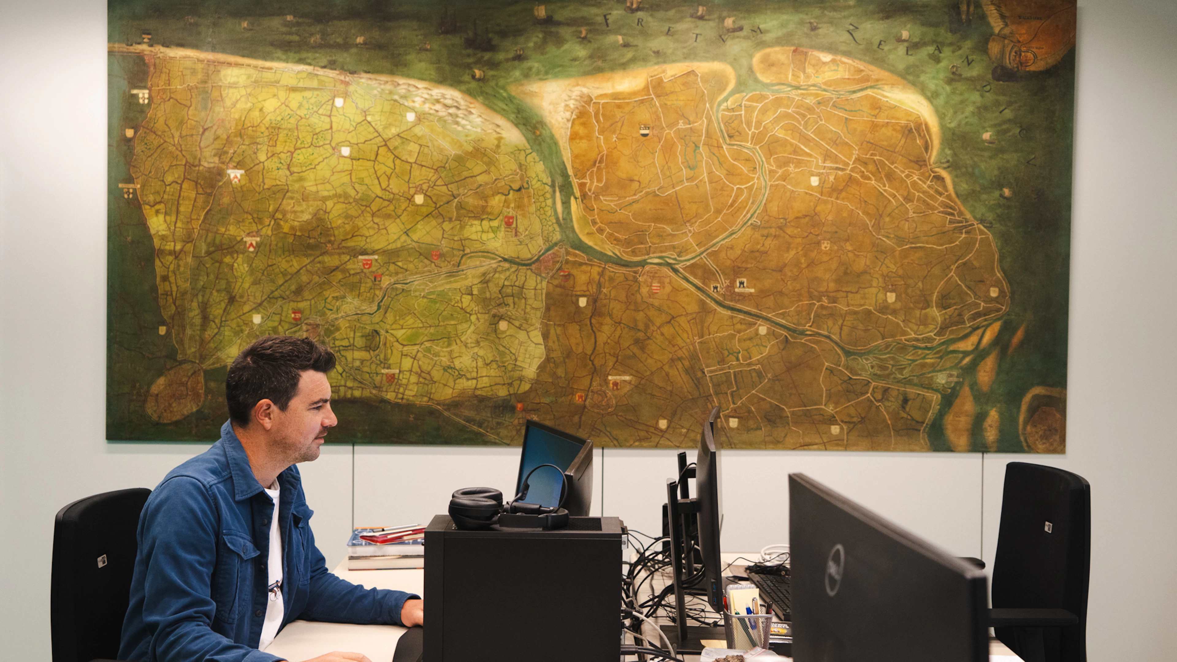 Geschilderde kaart van middeleeuwse landschap rond Brugge erkend als Vlaams Topstuk